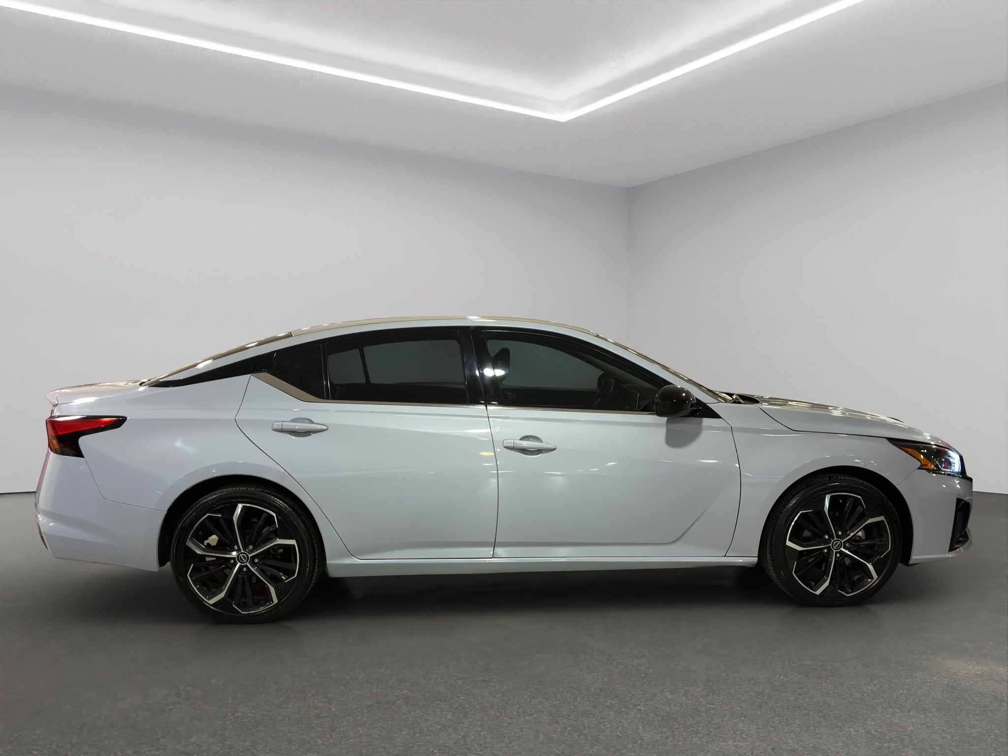 2023 Nissan Altima 4 pts. SR, 2.0T, CVT, a/ac., f. led, alerón, RA-19