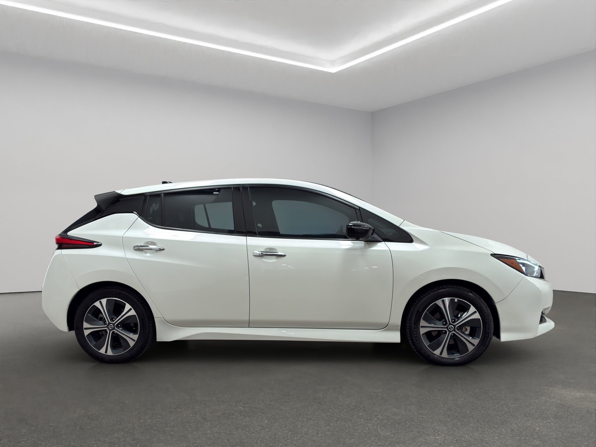 2021 Nissan Leaf 5 pts. HB SL, EV, autonomía 240 km, 40 kWh, piel, RA-17