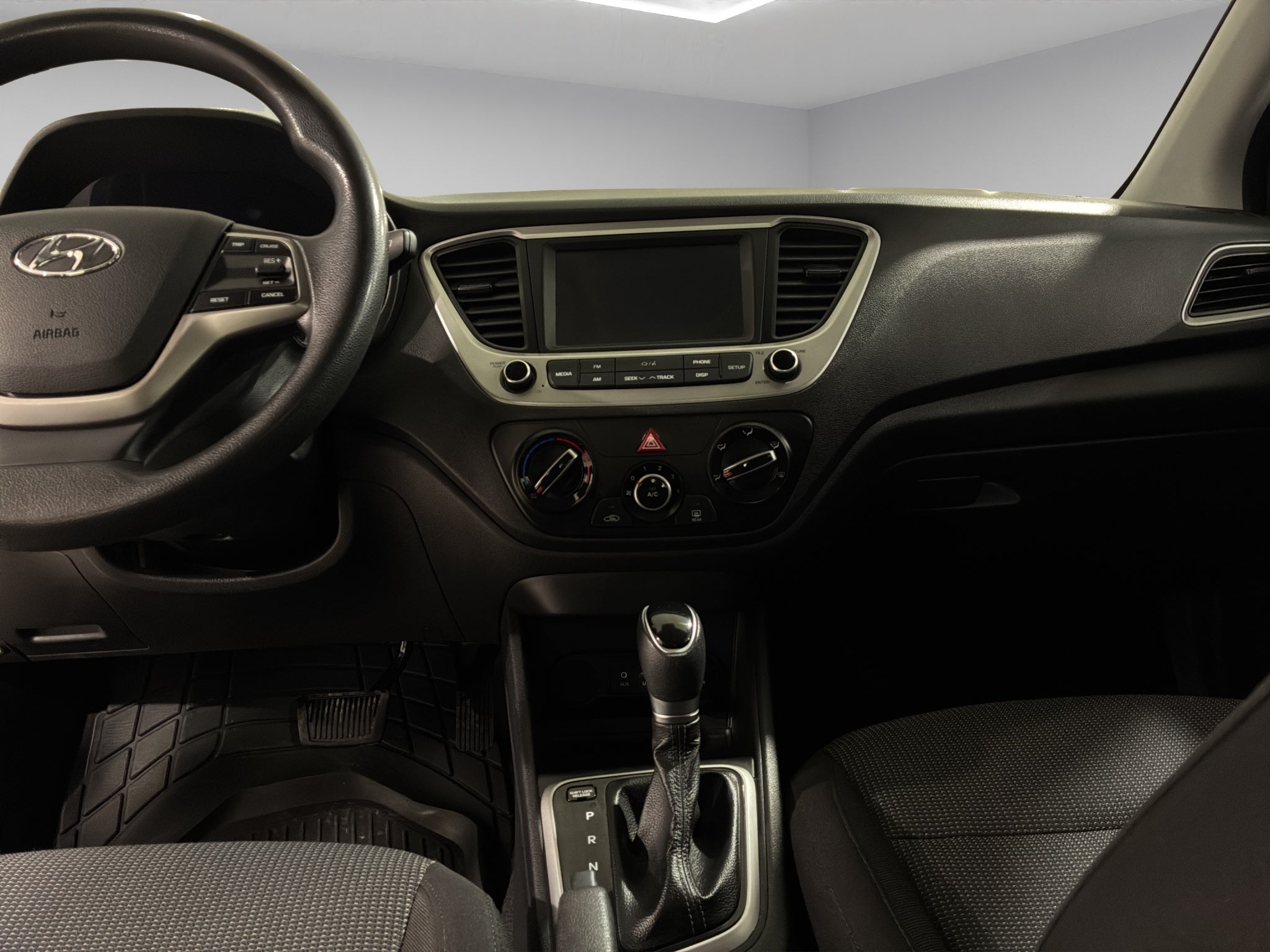 2022 Hyundai Accent 4 pts. GL MID, 1.6l, TM6, a/ac., VE del., cámara reversa, RA-15