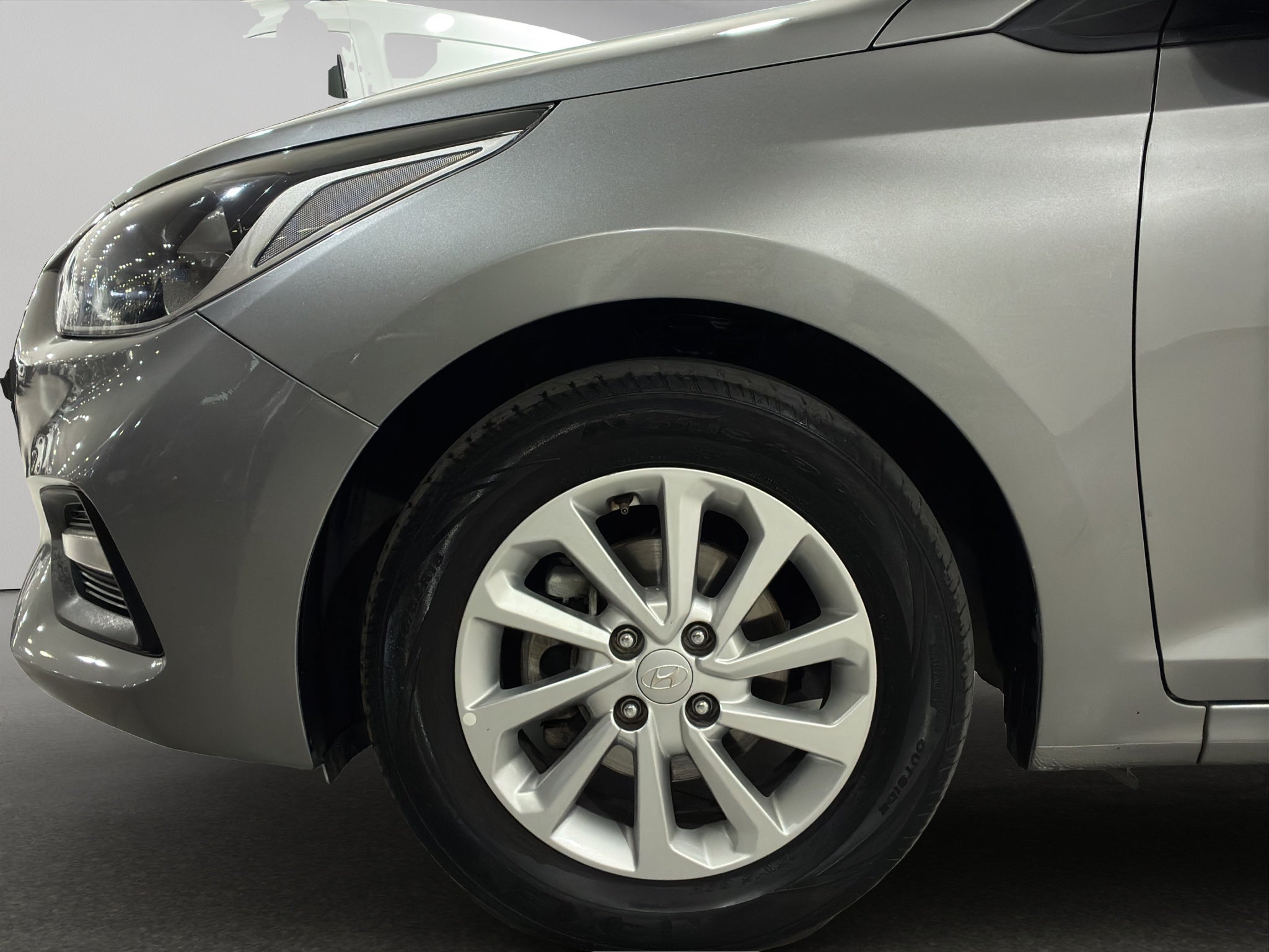 2022 Hyundai Accent 4 pts. GL MID, 1.6l, TM6, a/ac., VE del., cámara reversa, RA-15