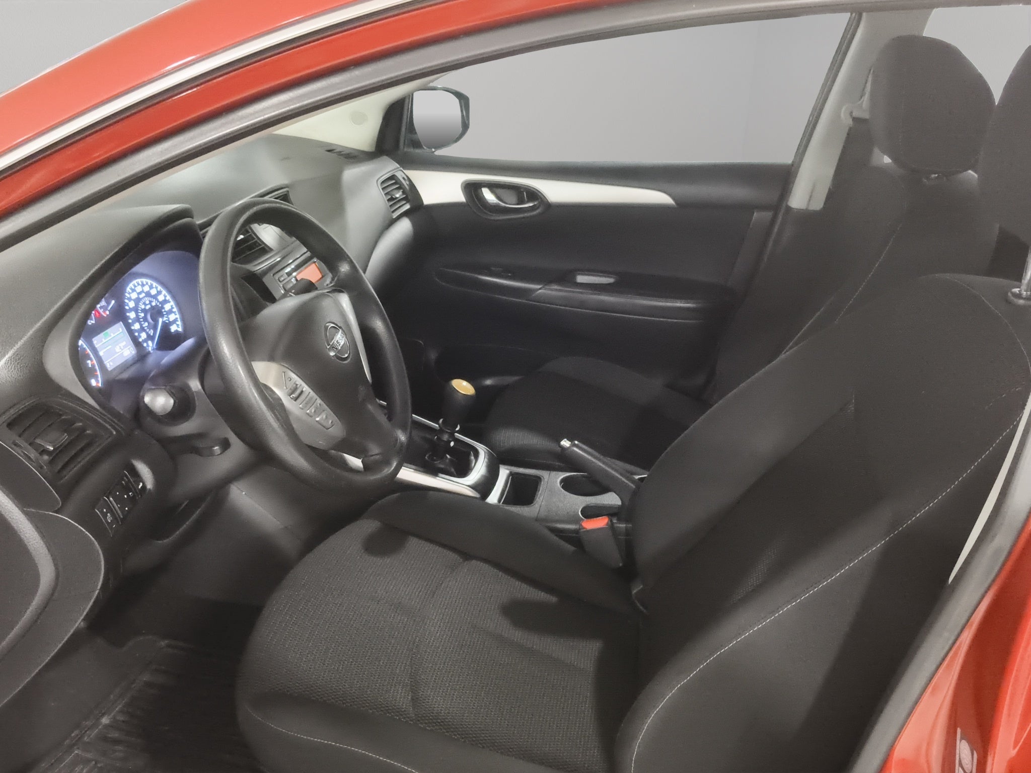 2019 Nissan Sentra 4 pts. Sense, TM6, a/ac., RA-16 (línea anterior)