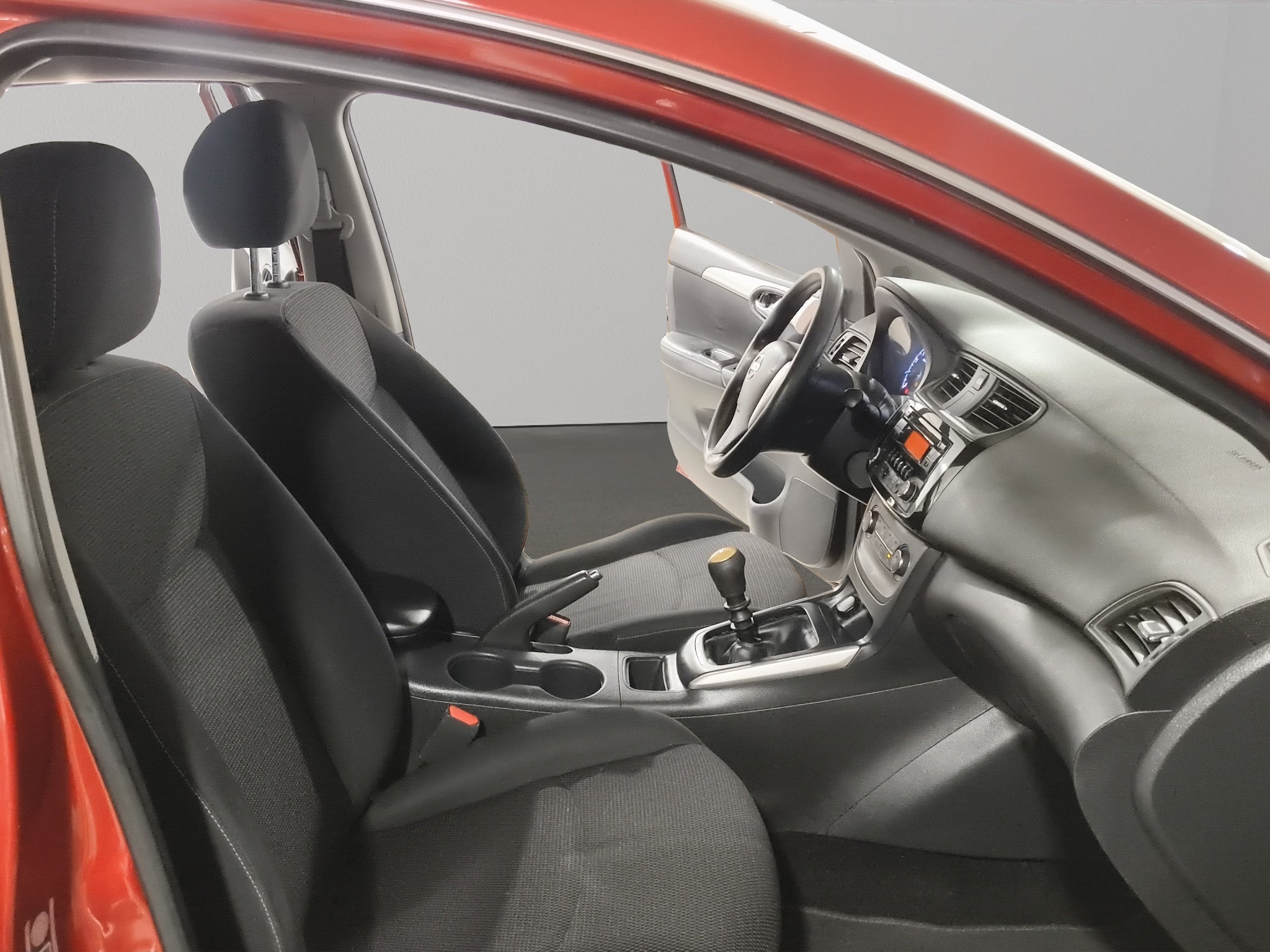 2019 Nissan Sentra 4 pts. Sense, TM6, a/ac., RA-16 (línea anterior)