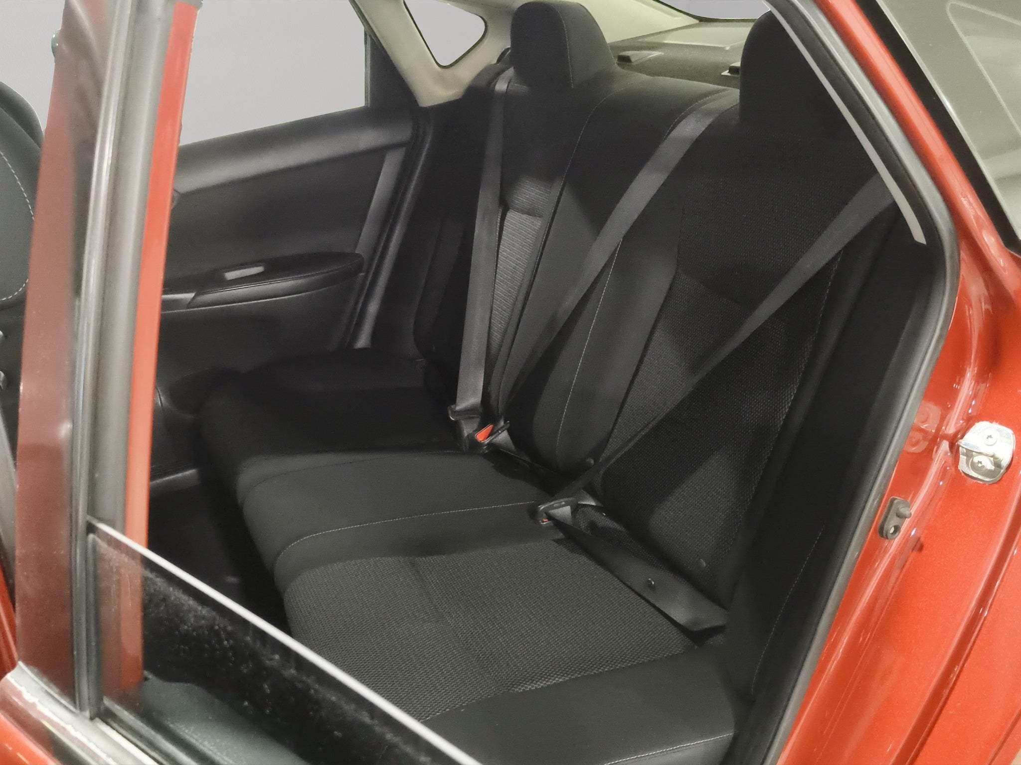 2019 Nissan Sentra 4 pts. Sense, TM6, a/ac., RA-16 (línea anterior)