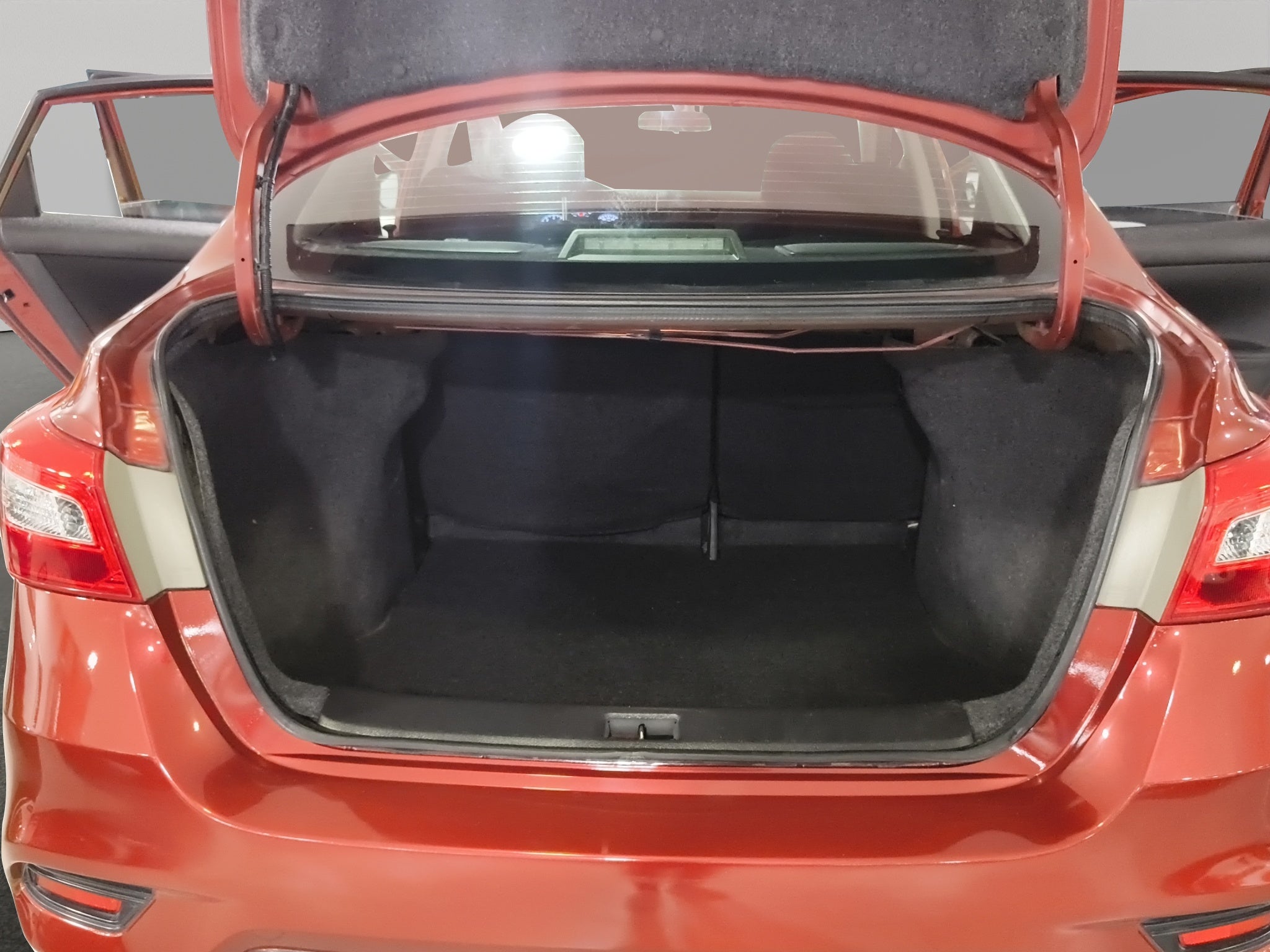 2019 Nissan Sentra 4 pts. Sense, TM6, a/ac., RA-16 (línea anterior)
