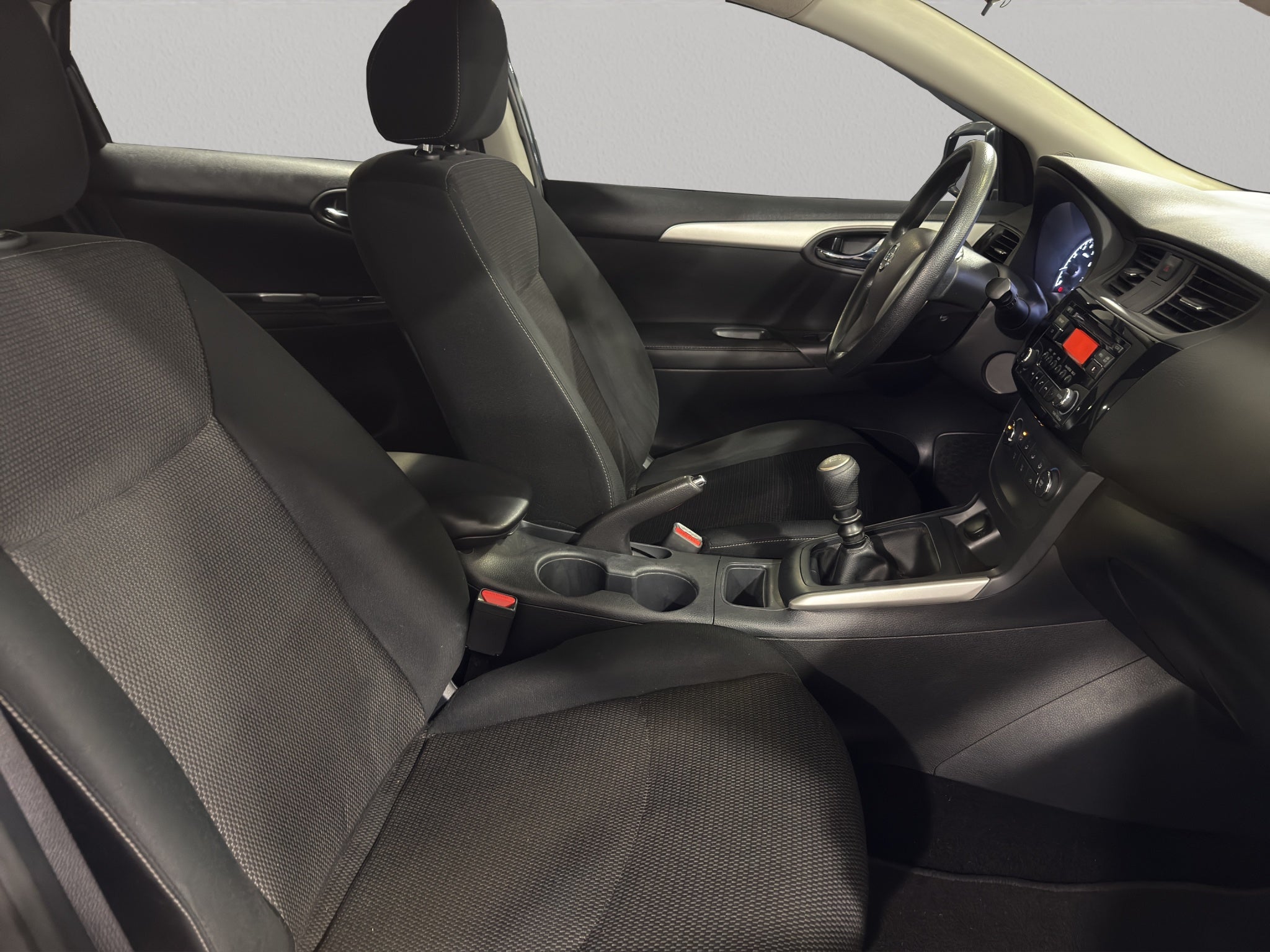 2019 Nissan Sentra 4 pts. Sense, TM6, a/ac., RA-16 (línea anterior)