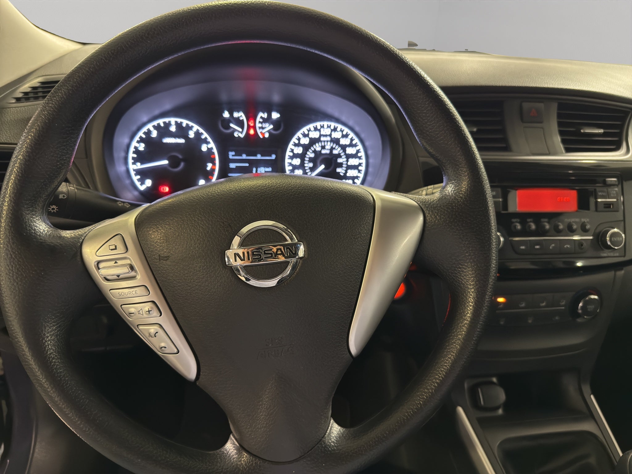2019 Nissan Sentra 4 pts. Sense, TM6, a/ac., RA-16 (línea anterior)