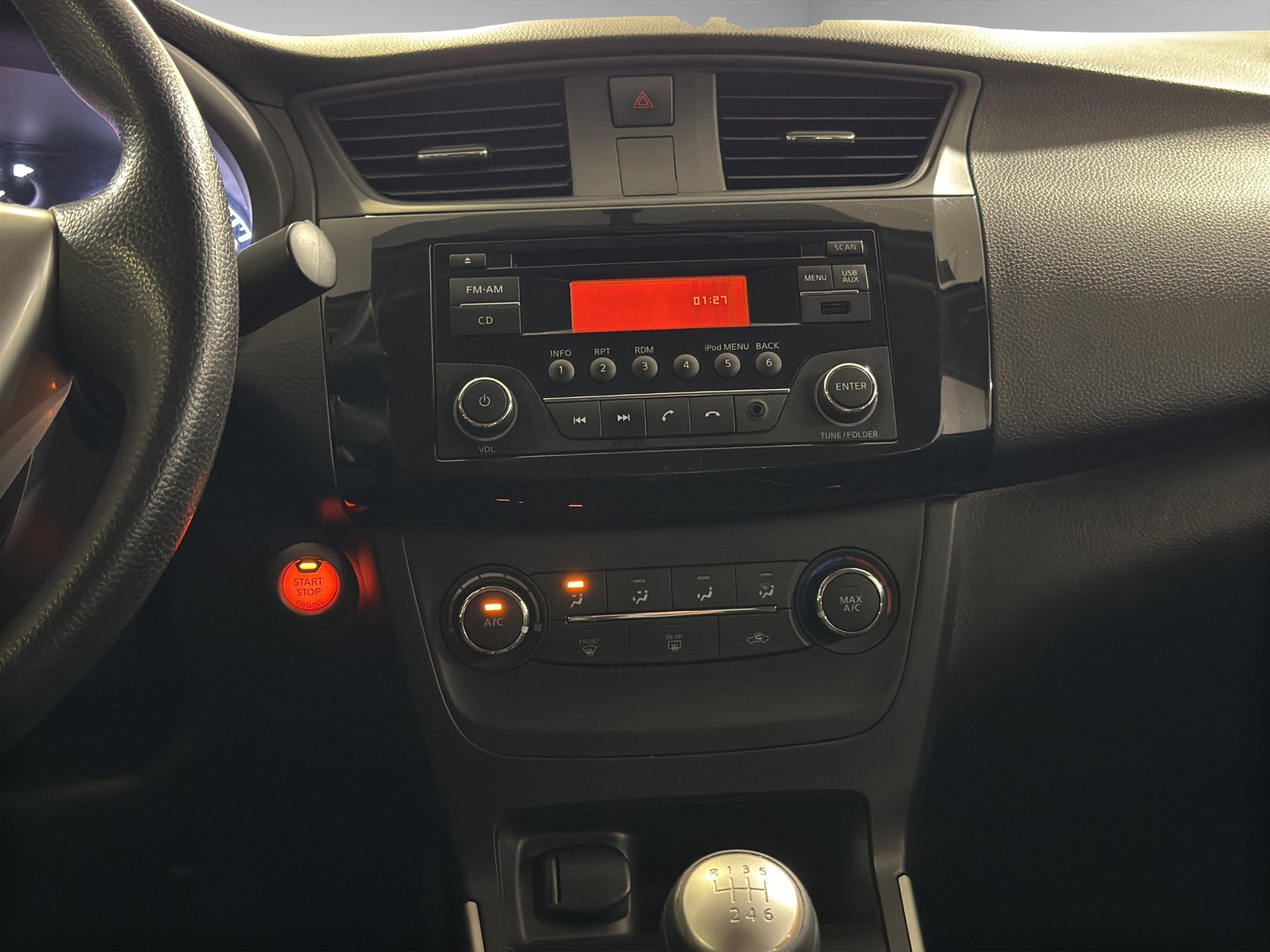 2019 Nissan Sentra 4 pts. Sense, TM6, a/ac., RA-16 (línea anterior)