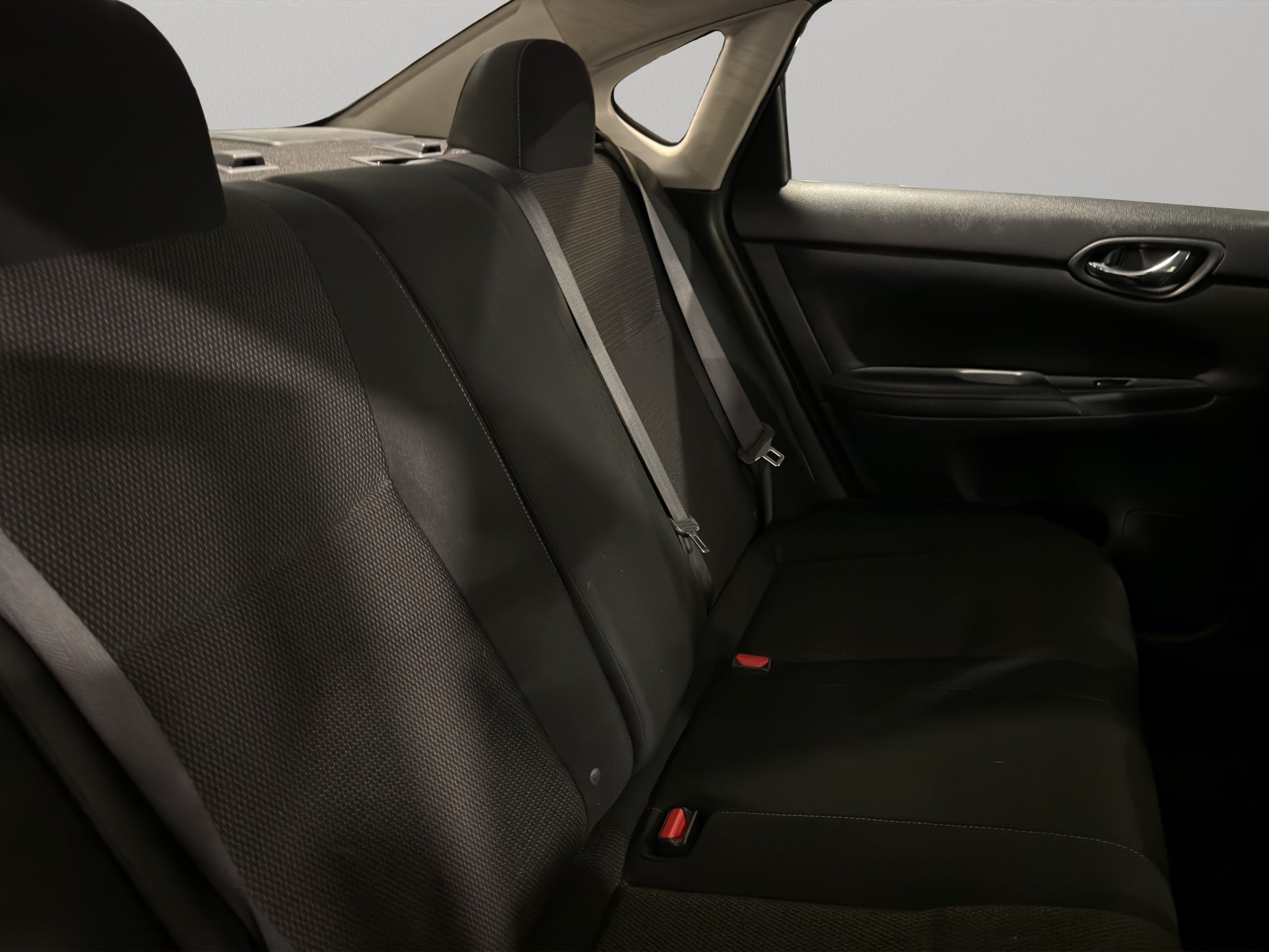 2019 Nissan Sentra 4 pts. Sense, TM6, a/ac., RA-16 (línea anterior)