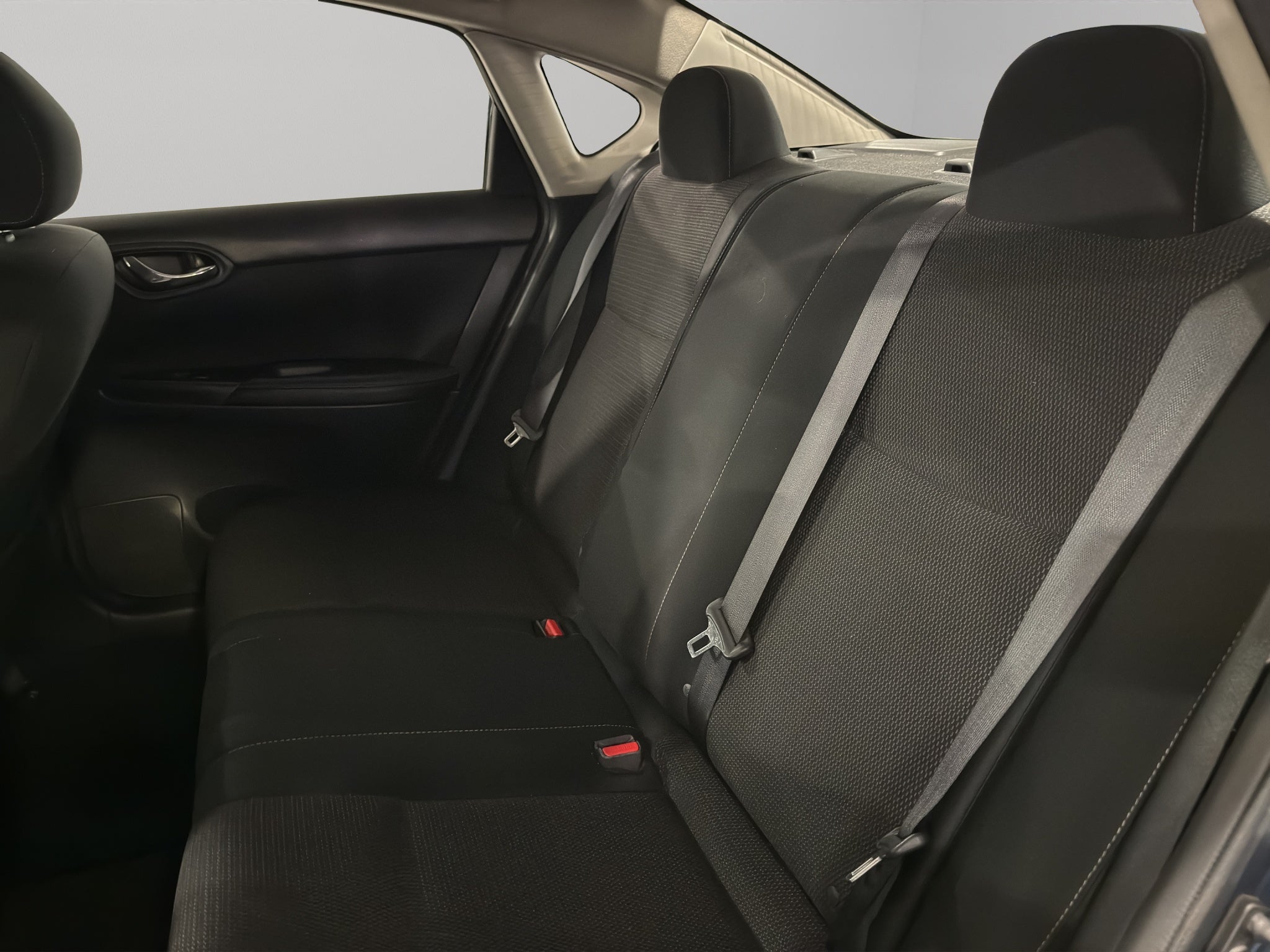 2019 Nissan Sentra 4 pts. Sense, TM6, a/ac., RA-16 (línea anterior)