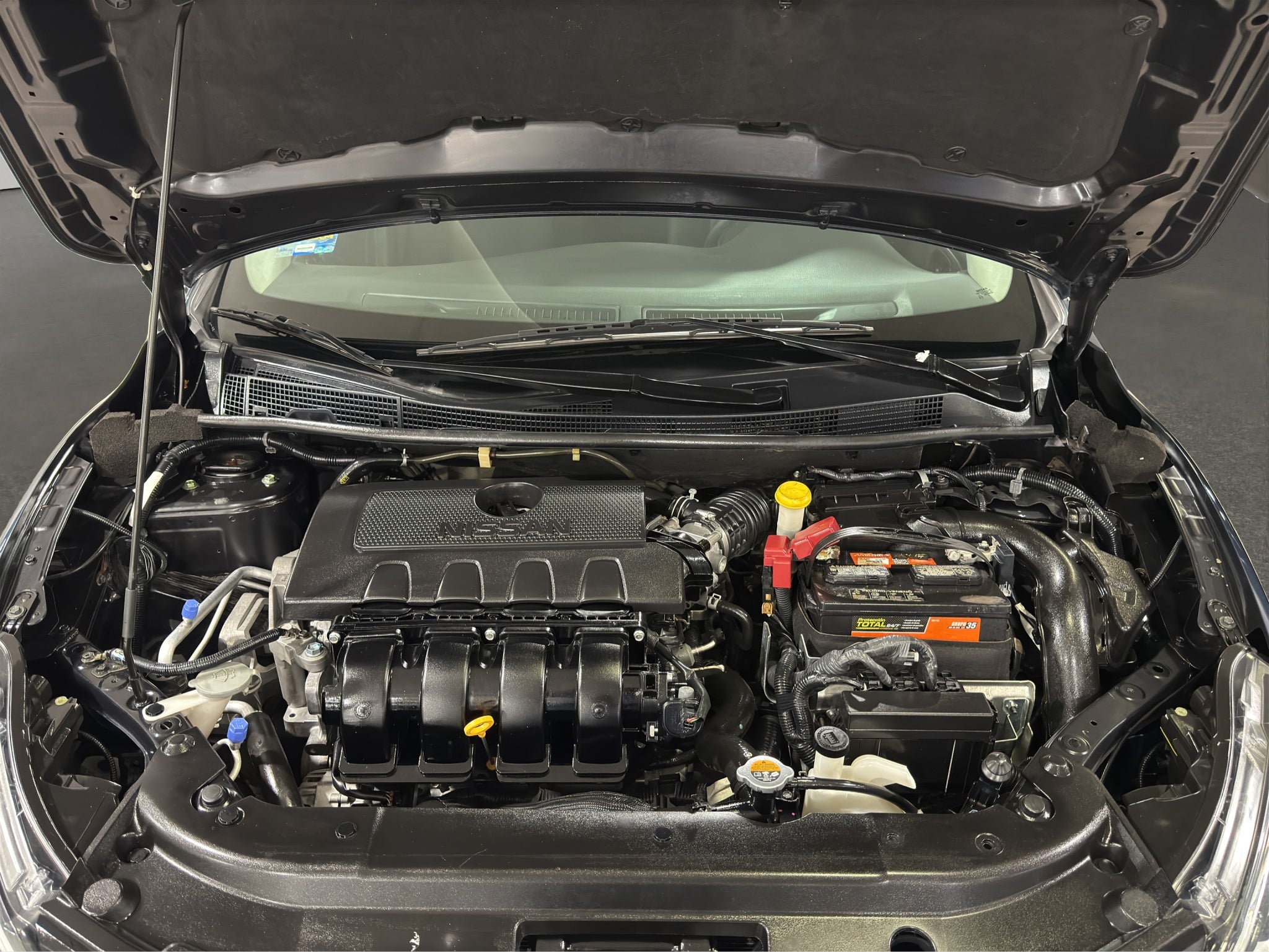 2019 Nissan Sentra 4 pts. Sense, TM6, a/ac., RA-16 (línea anterior)