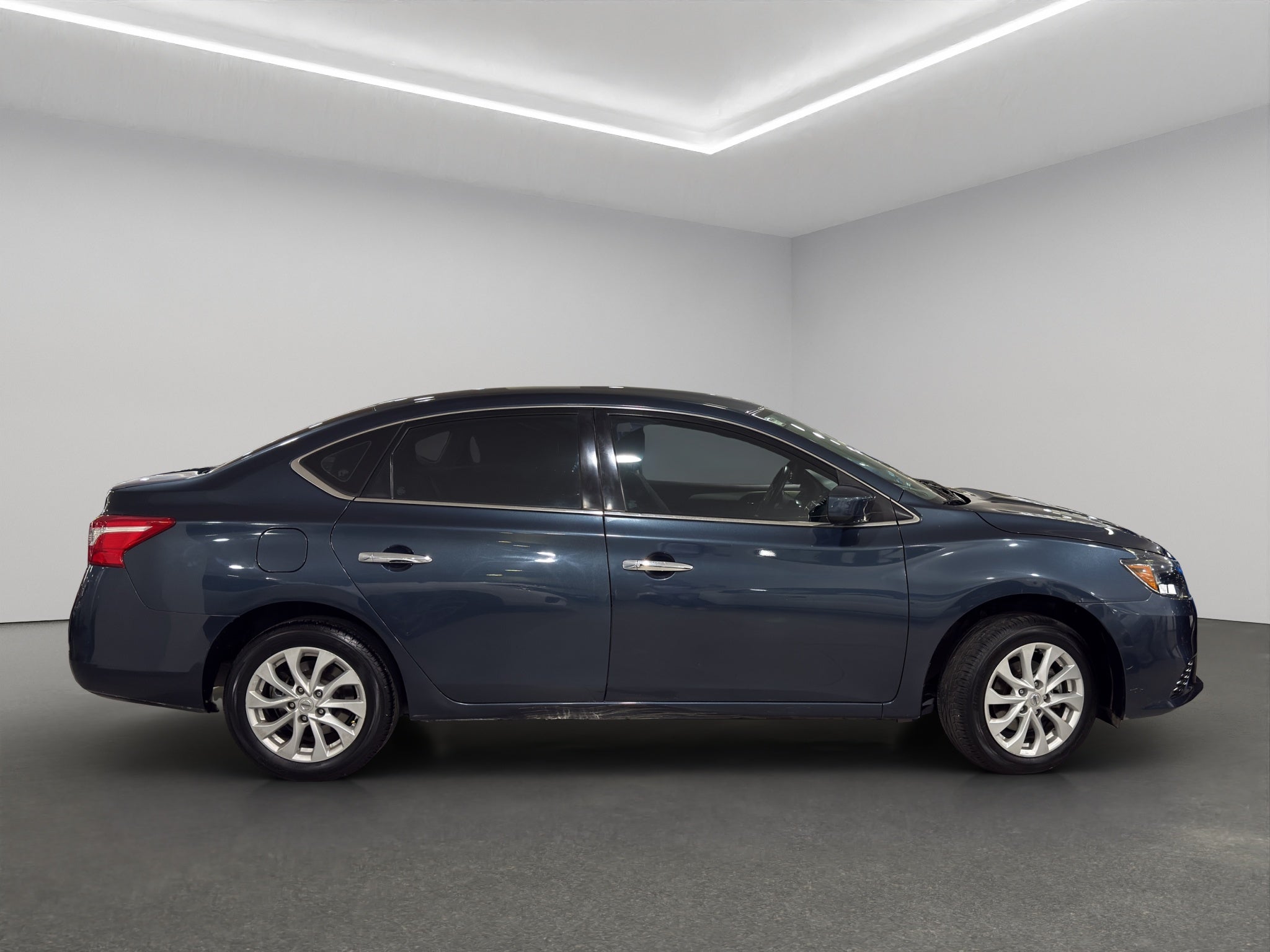 2019 Nissan Sentra 4 pts. Sense, TM6, a/ac., RA-16 (línea anterior)