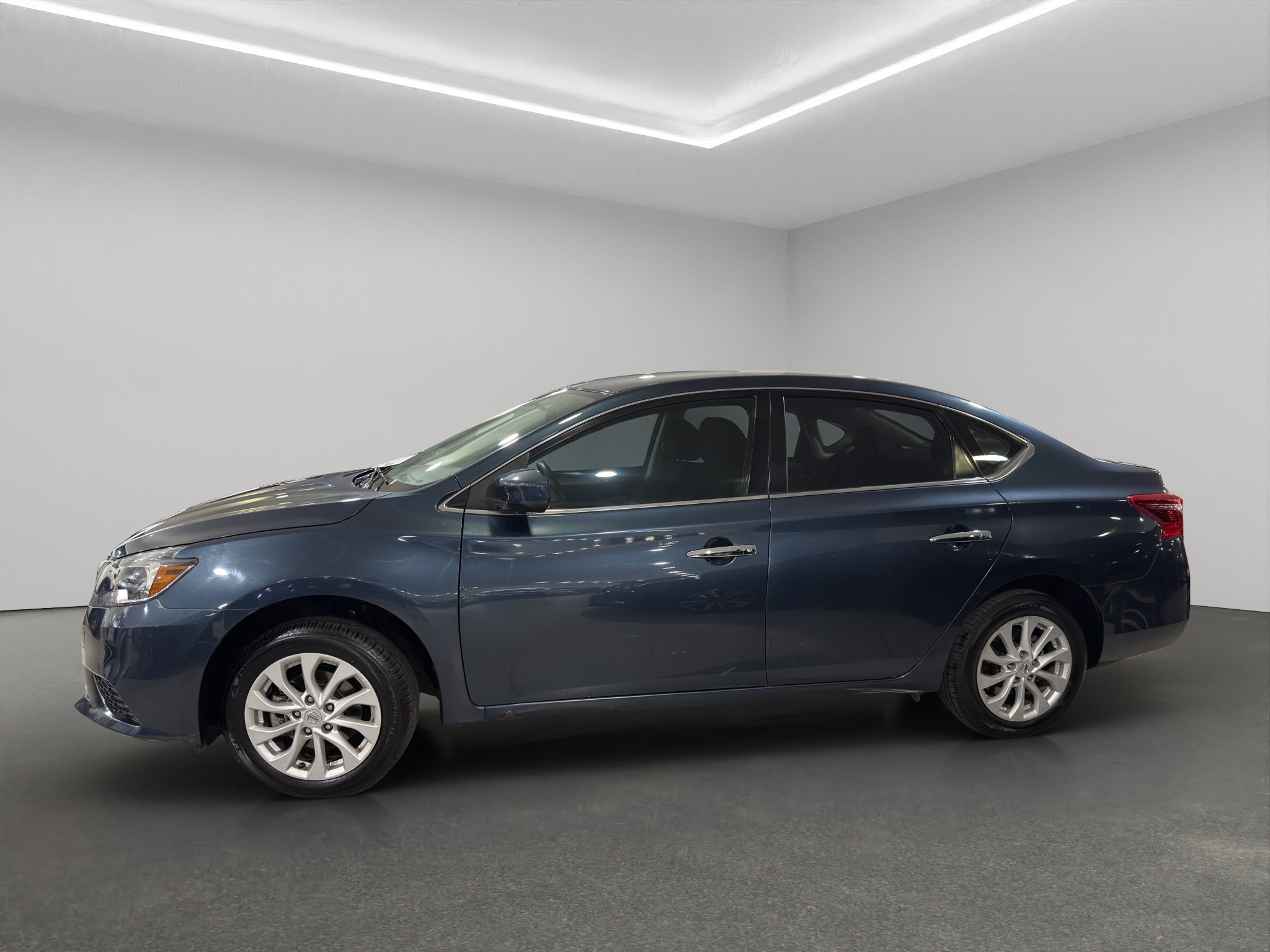 2019 Nissan Sentra 4 pts. Sense, TM6, a/ac., RA-16 (línea anterior)
