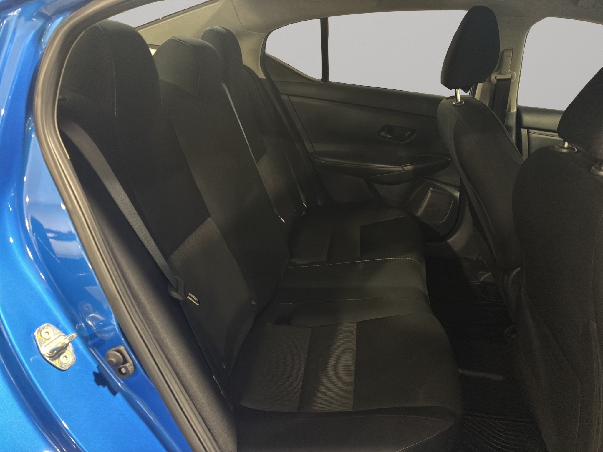 2025 Nissan Sentra 4 pts. Advance, TM6, a/ac., f. niebla, RA-16 (línea anterior)