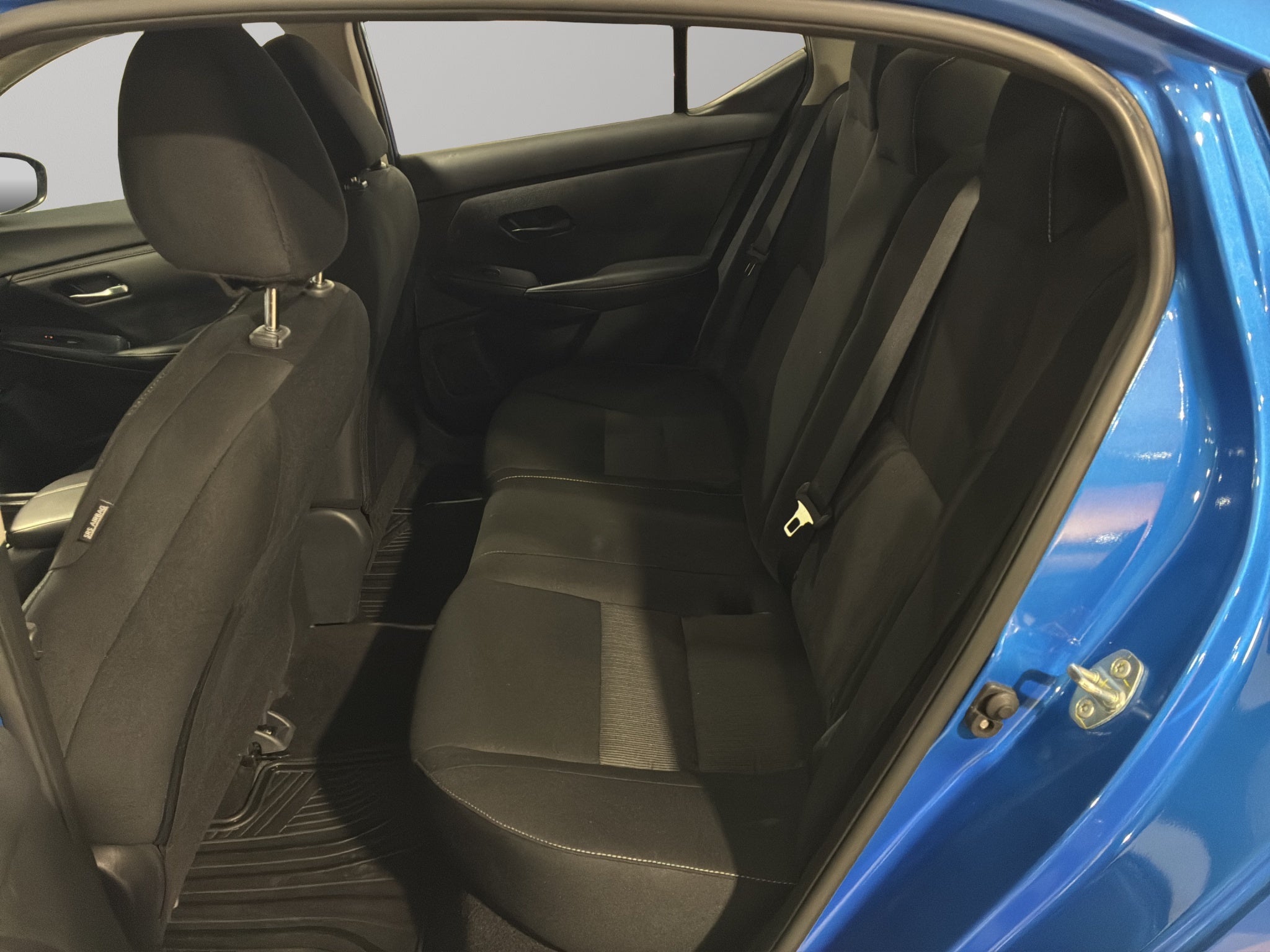 2025 Nissan Sentra 4 pts. Advance, TM6, a/ac., f. niebla, RA-16 (línea anterior)