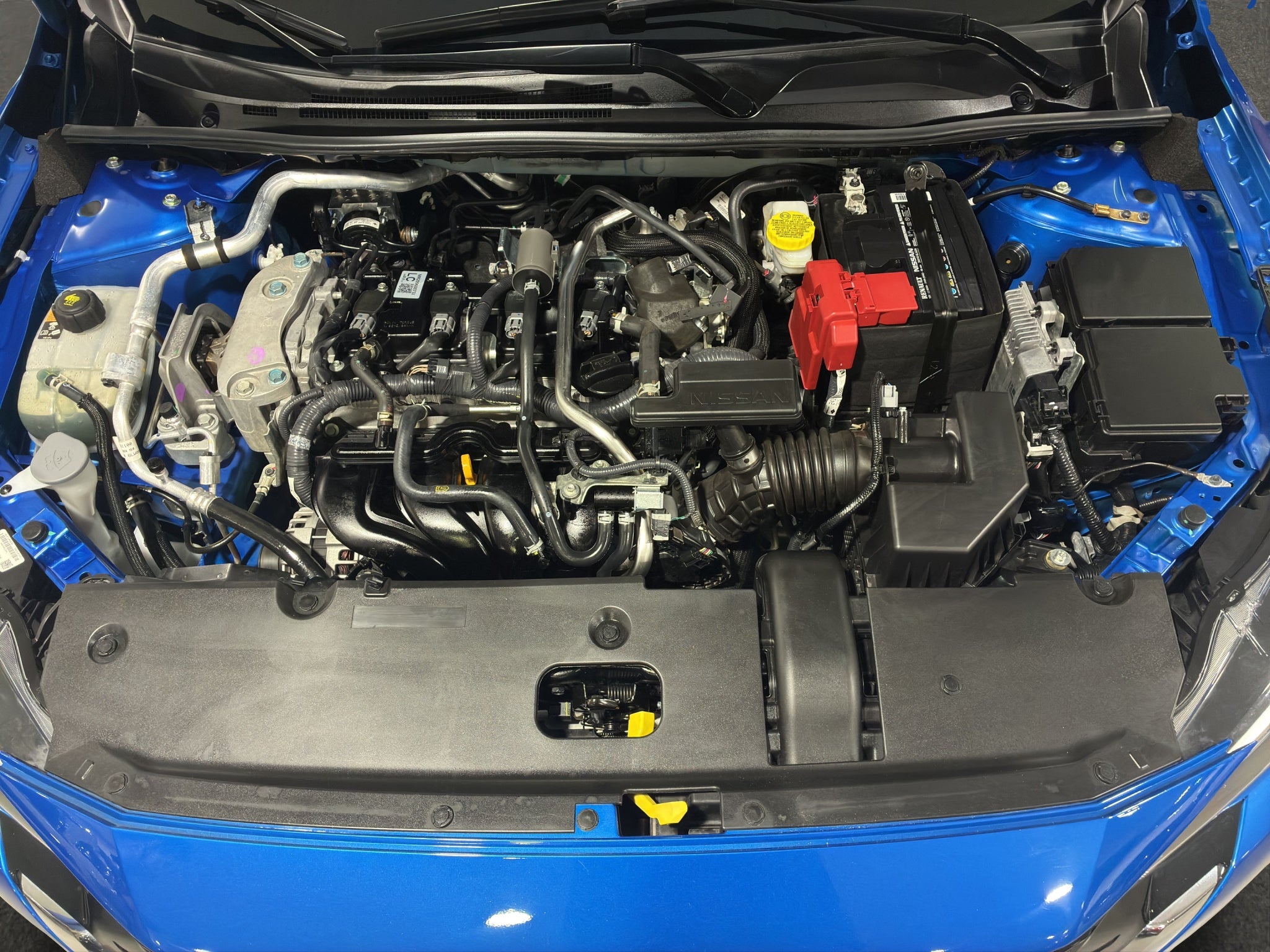 2025 Nissan Sentra 4 pts. Advance, TM6, a/ac., f. niebla, RA-16 (línea anterior)