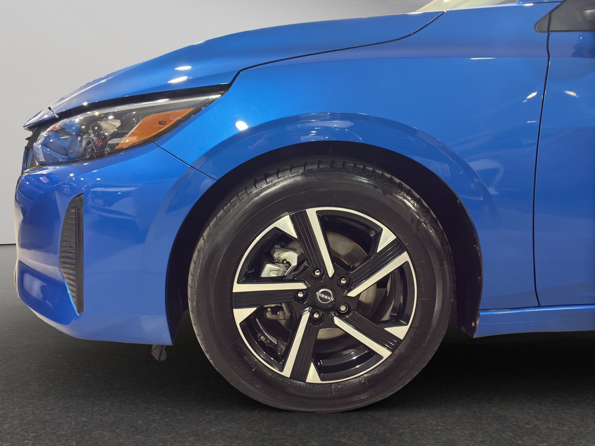 2025 Nissan Sentra 4 pts. Advance, TM6, a/ac., f. niebla, RA-16 (línea anterior)