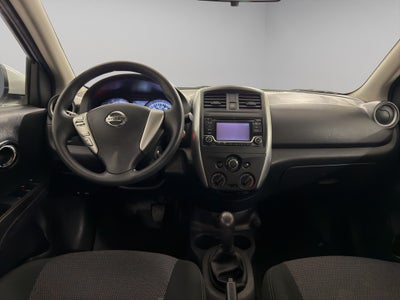 2019 Nissan Versa 4 pts. Advance, TM5, a/ac., VE, f. niebla, RA-16 (línea anterior)