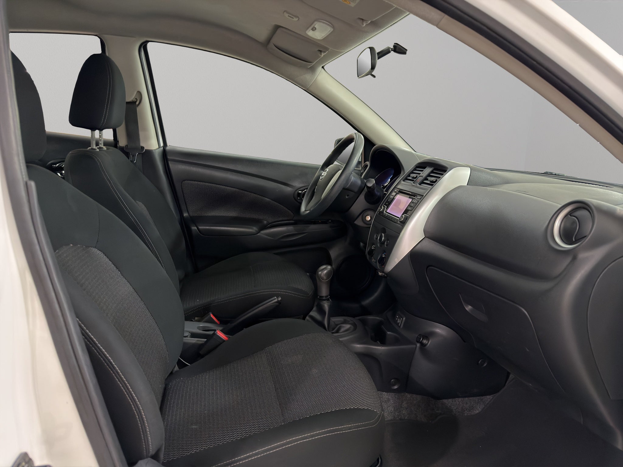 2019 Nissan Versa 4 pts. Advance, TM5, a/ac., VE, f. niebla, RA-16 (línea anterior)