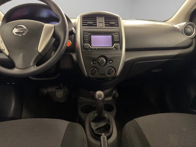 2019 Nissan Versa 4 pts. Advance, TM5, a/ac., VE, f. niebla, RA-16 (línea anterior)