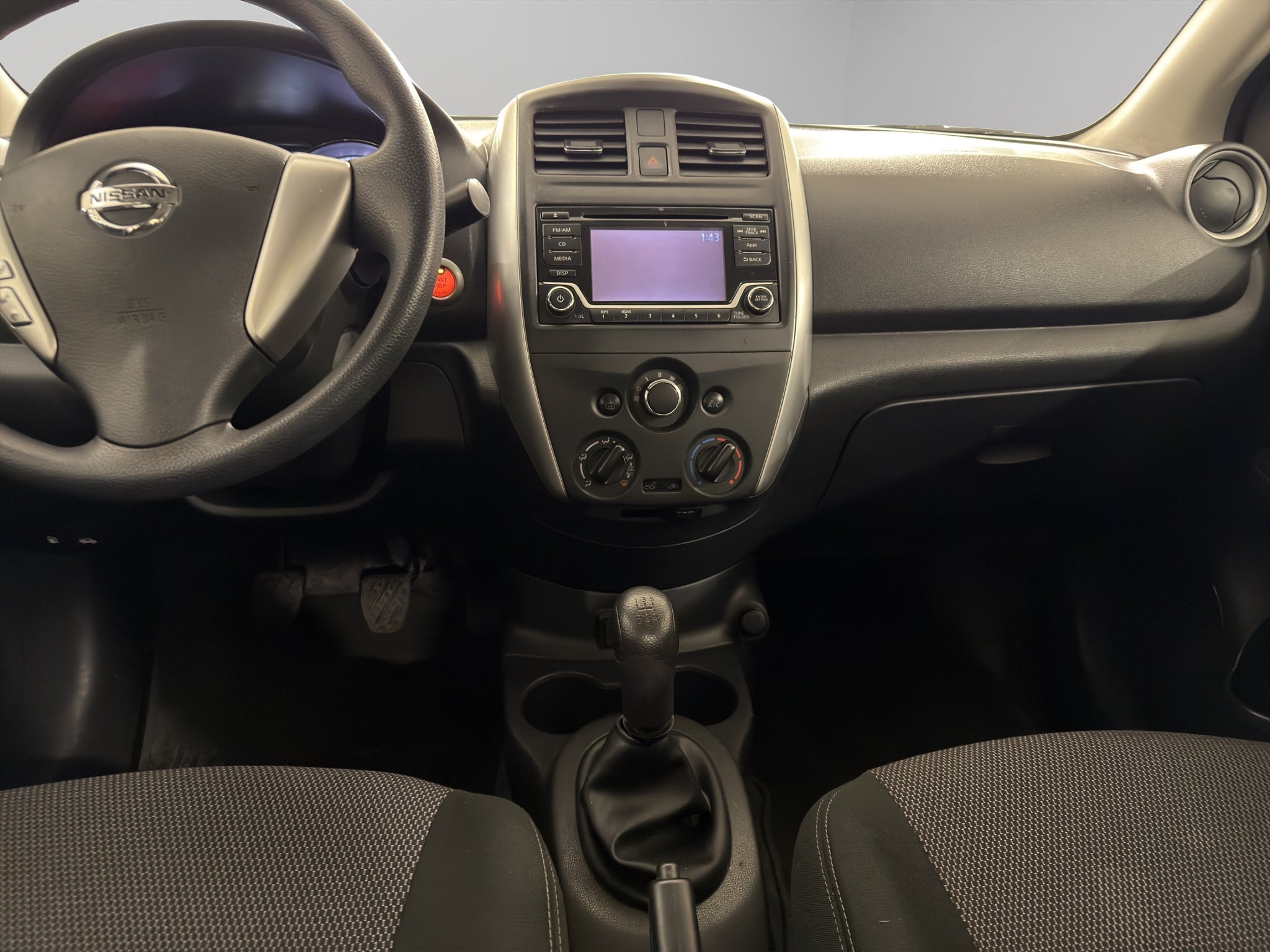 2019 Nissan Versa 4 pts. Advance, TM5, a/ac., VE, f. niebla, RA-16 (línea anterior)