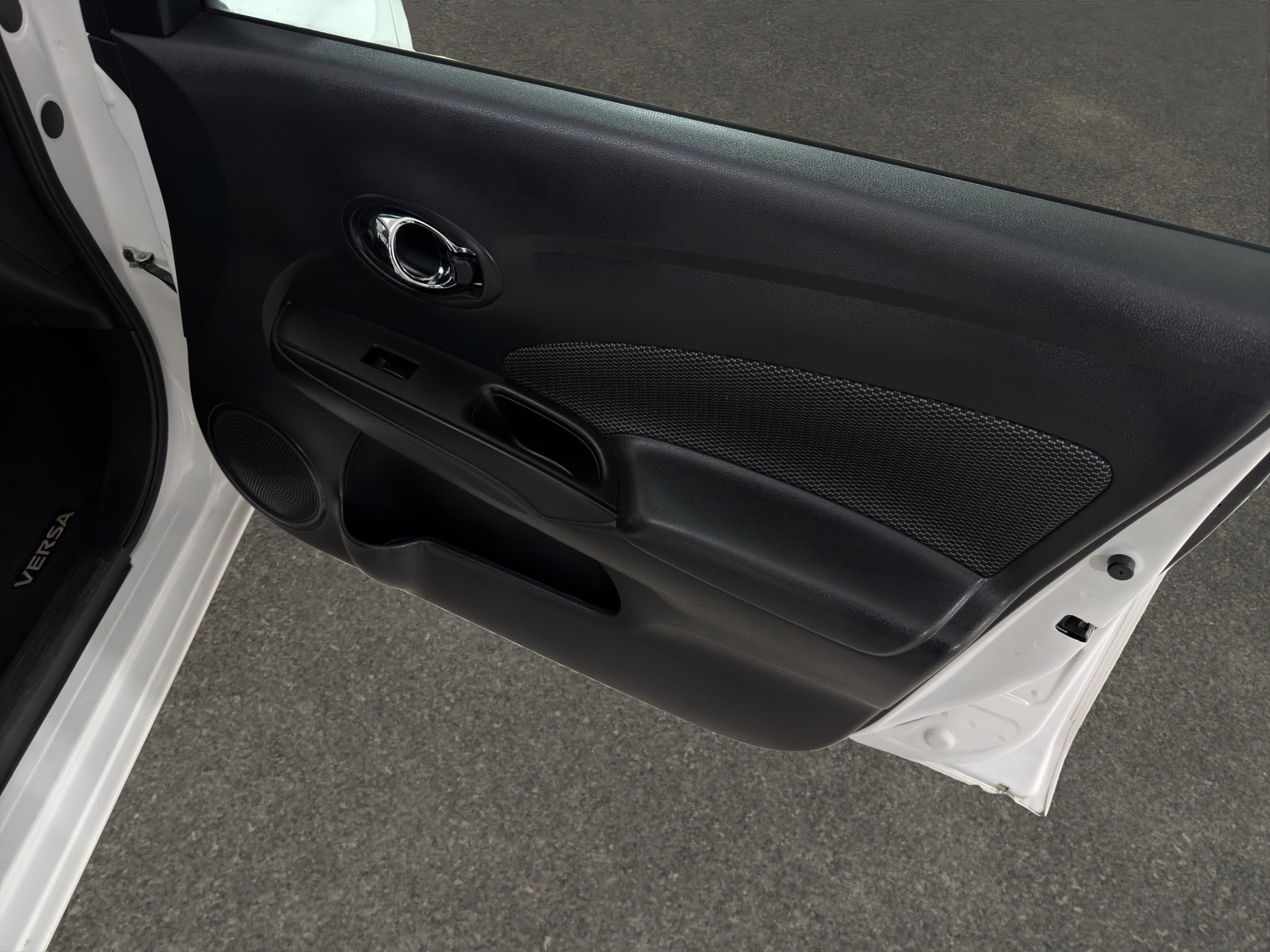 2019 Nissan Versa 4 pts. Advance, TM5, a/ac., VE, f. niebla, RA-16 (línea anterior)