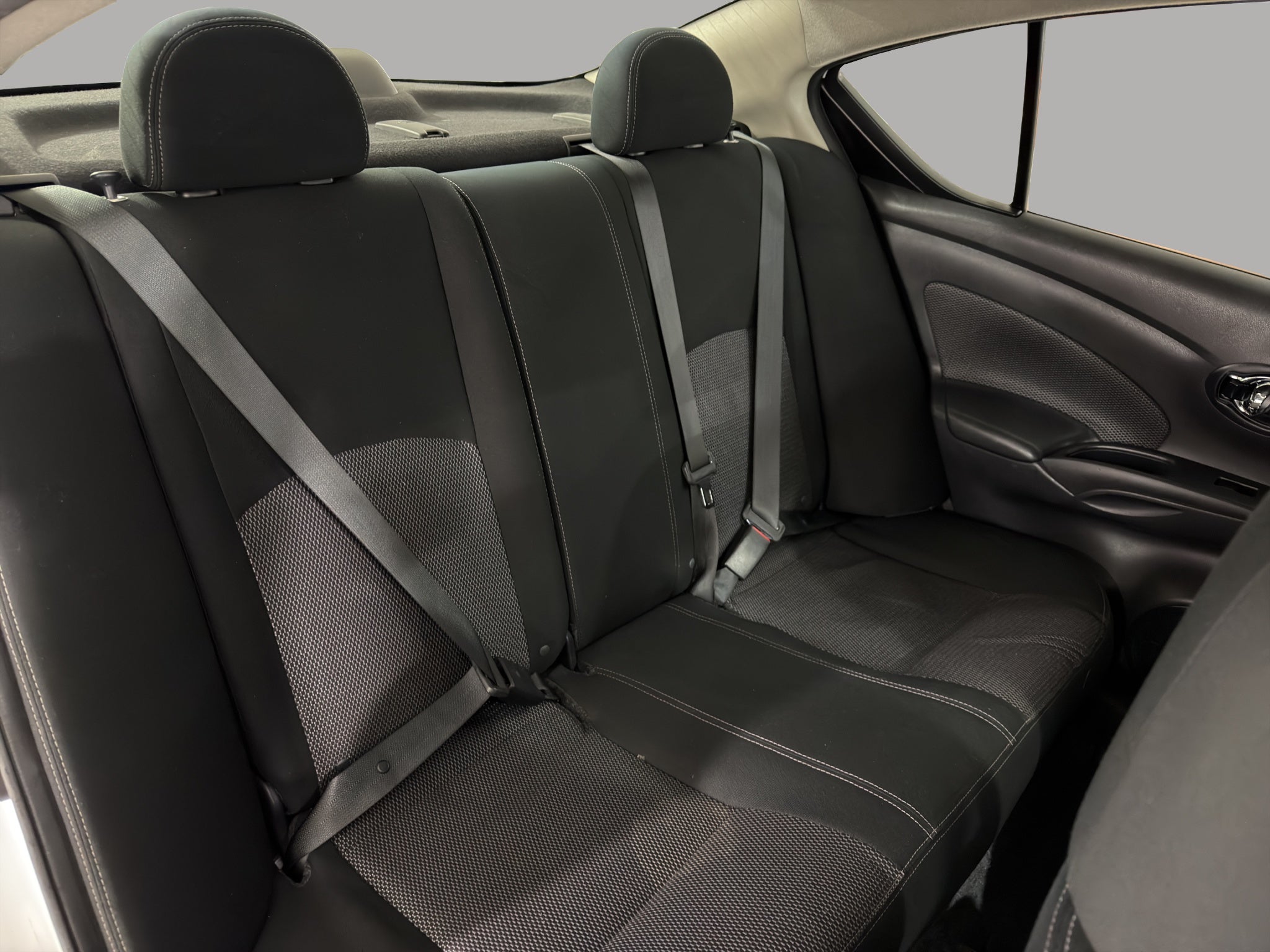 2019 Nissan Versa 4 pts. Advance, TM5, a/ac., VE, f. niebla, RA-16 (línea anterior)