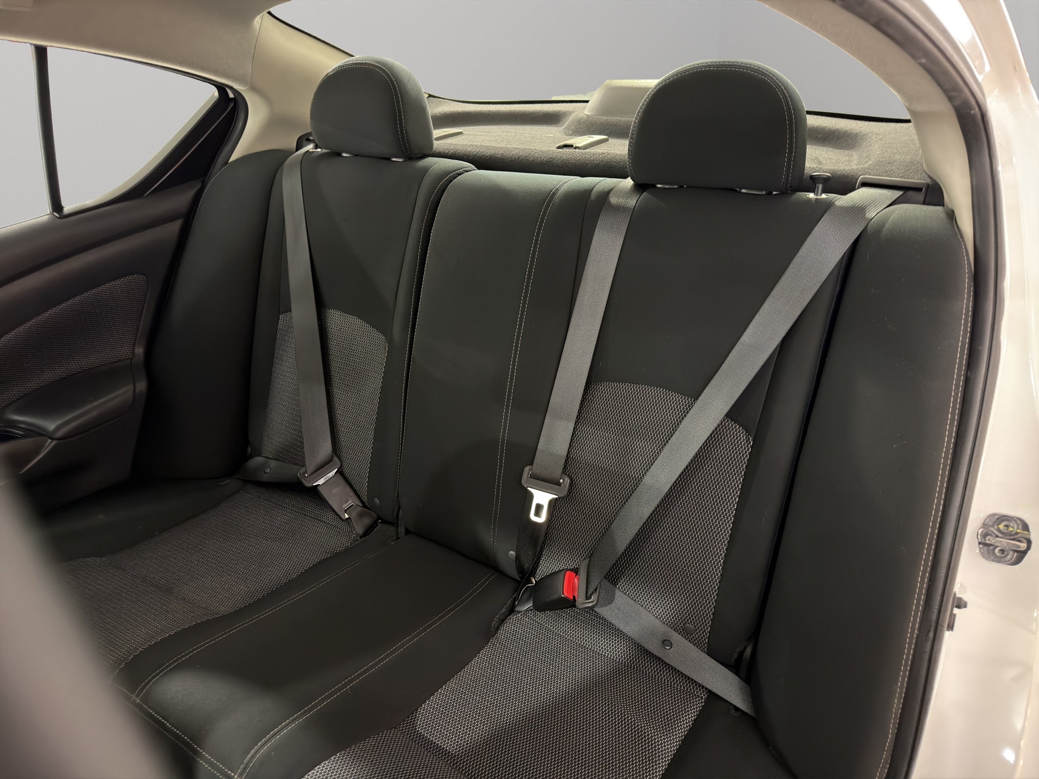 2019 Nissan Versa 4 pts. Advance, TM5, a/ac., VE, f. niebla, RA-16 (línea anterior)