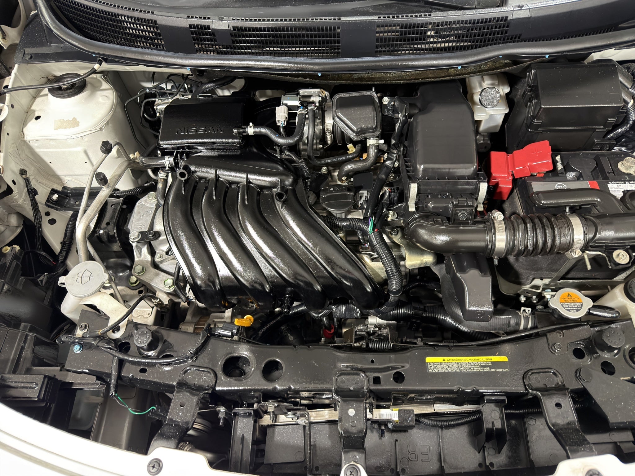 2019 Nissan Versa 4 pts. Advance, TM5, a/ac., VE, f. niebla, RA-16 (línea anterior)