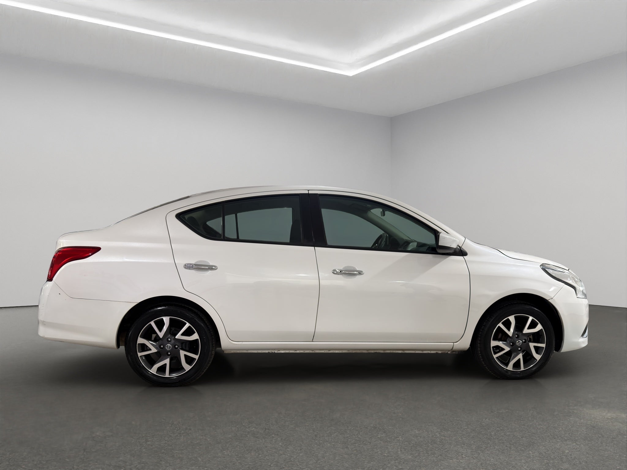2019 Nissan Versa 4 pts. Advance, TM5, a/ac., VE, f. niebla, RA-16 (línea anterior)