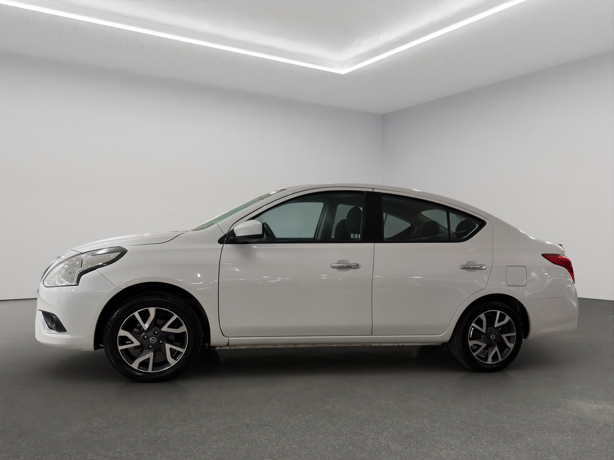 2019 Nissan Versa 4 pts. Advance, TM5, a/ac., VE, f. niebla, RA-16 (línea anterior)