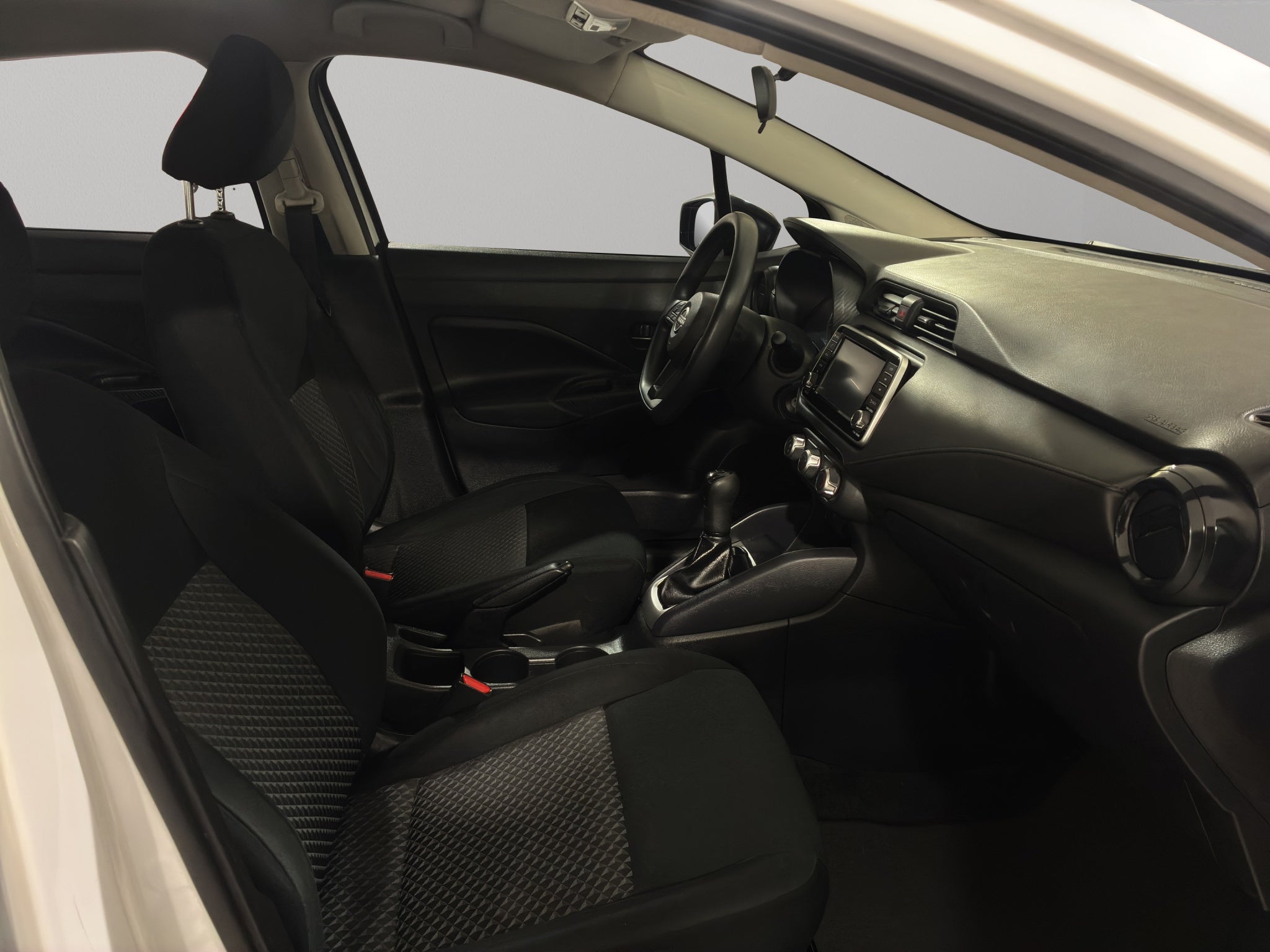 2024 Nissan Versa 4 pts. Sense, TM5, a/ac., R-15