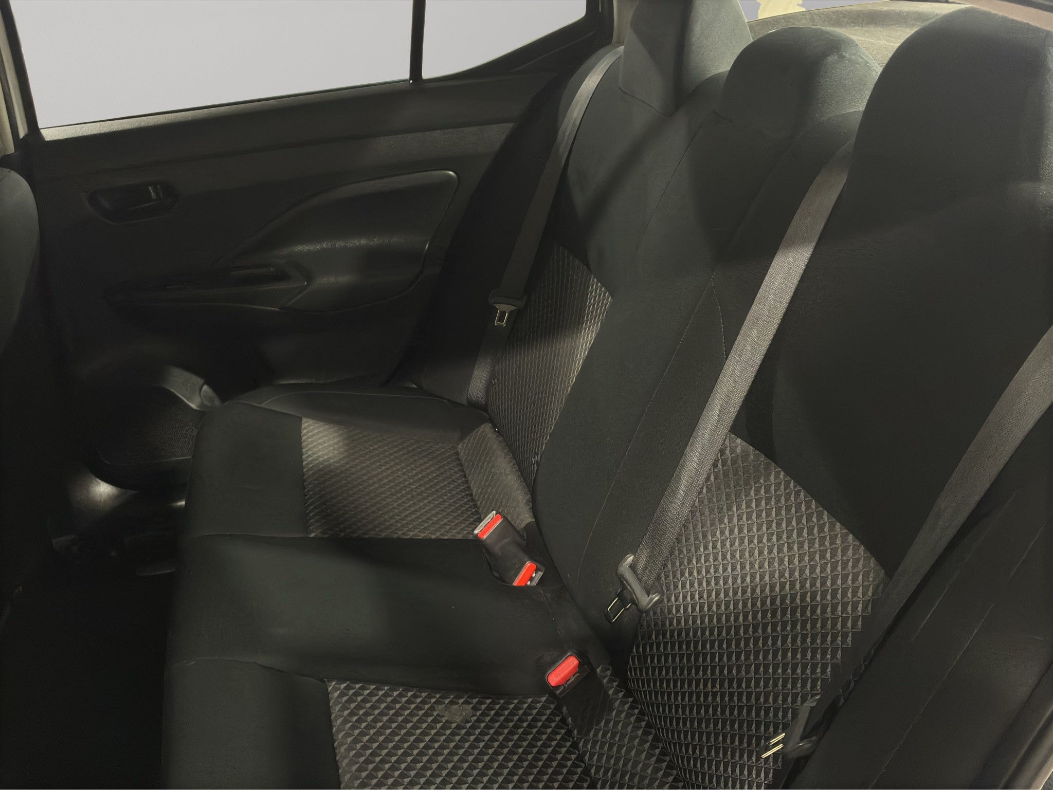 2024 Nissan Versa 4 pts. Sense, TM5, a/ac., R-15