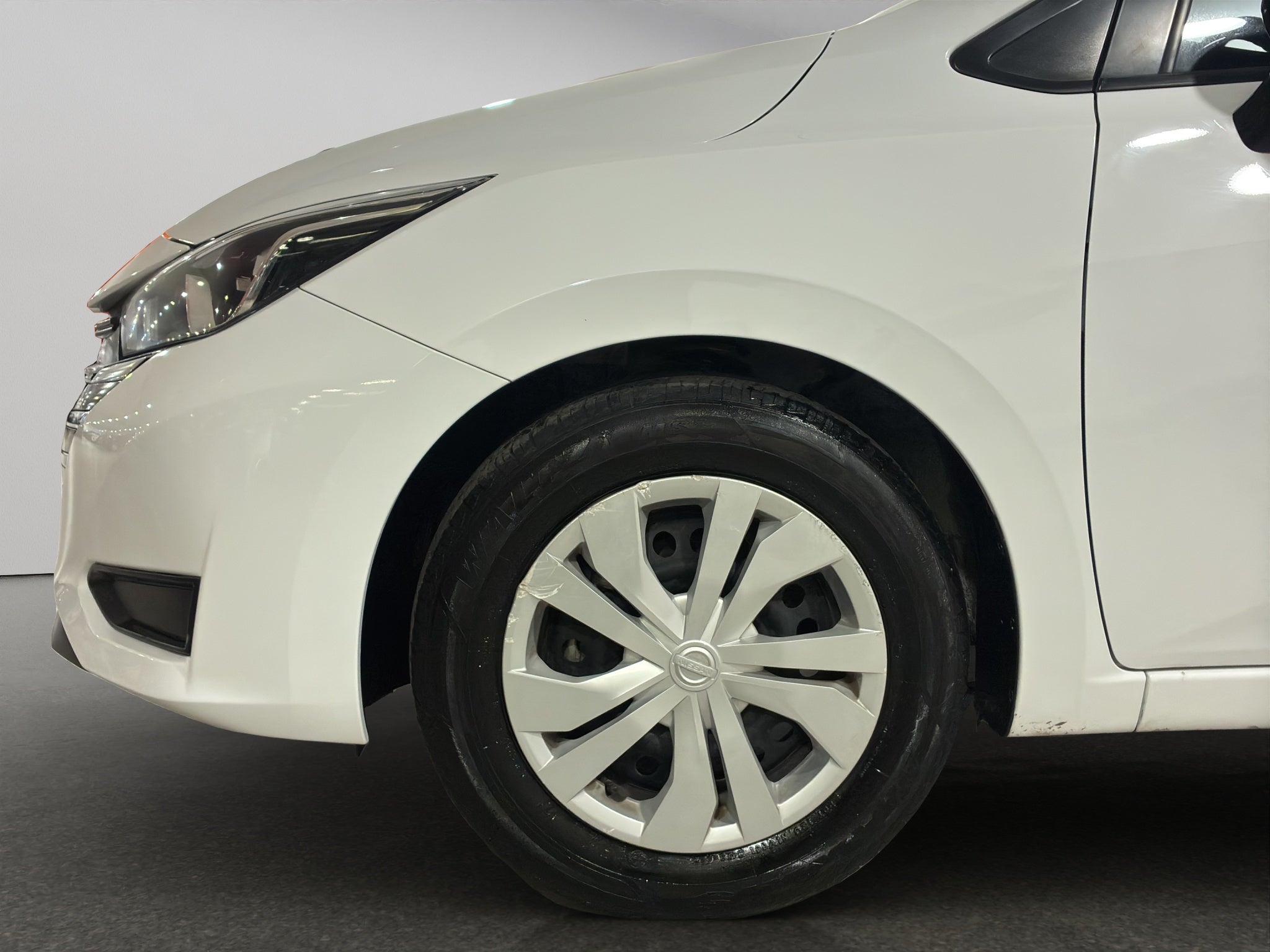 2024 Nissan Versa 4 pts. Sense, TM5, a/ac., R-15