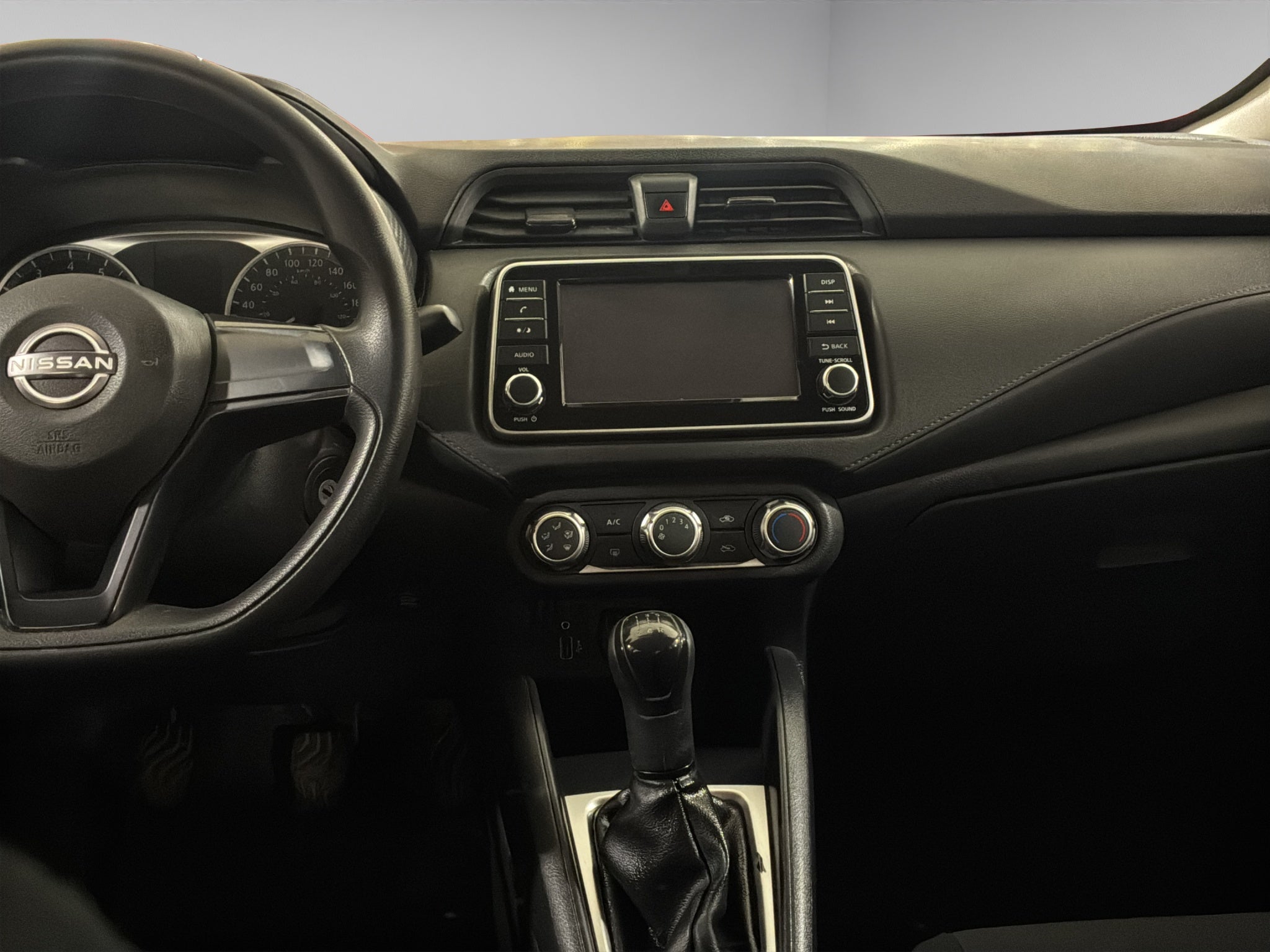 2024 Nissan Versa 4 pts. Sense, TM5, a/ac., R-15