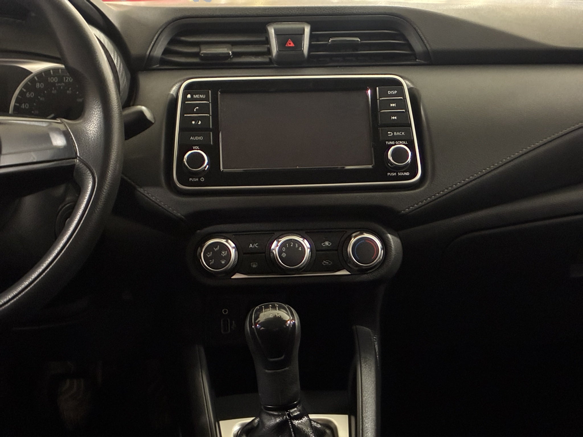 2024 Nissan Versa 4 pts. Sense, TM5, a/ac., R-15