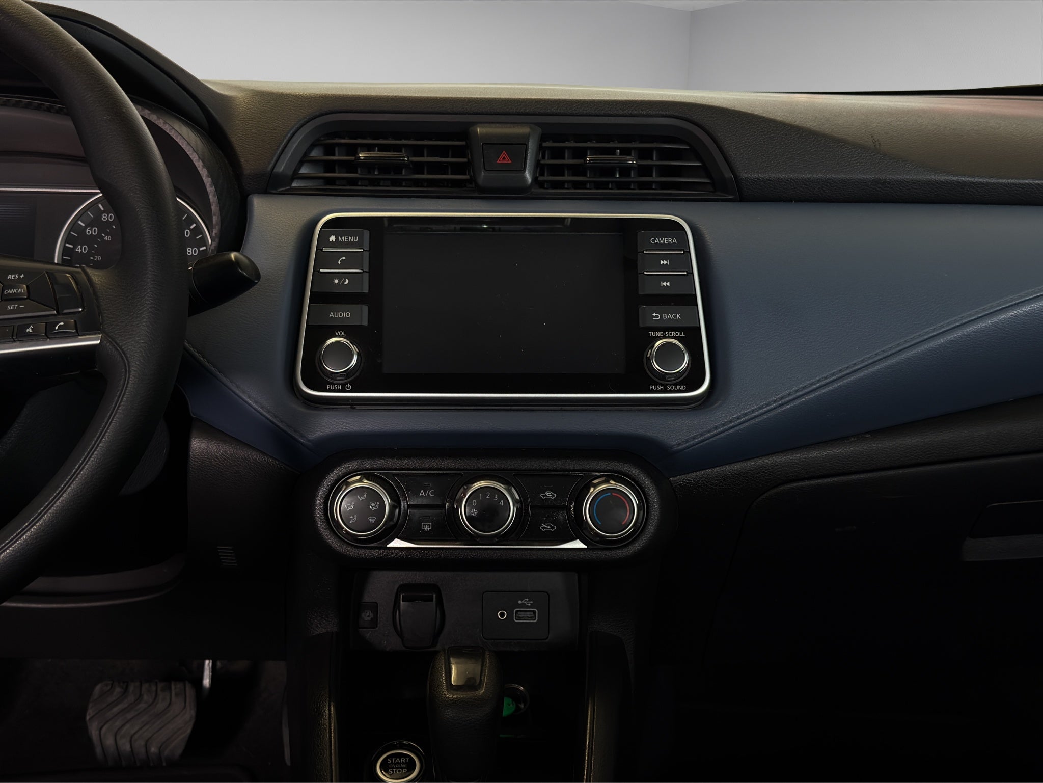 2023 Nissan Versa 4 pts. Advance, TM5, a/ac., f. niebla, RA-16 (cambio de línea)