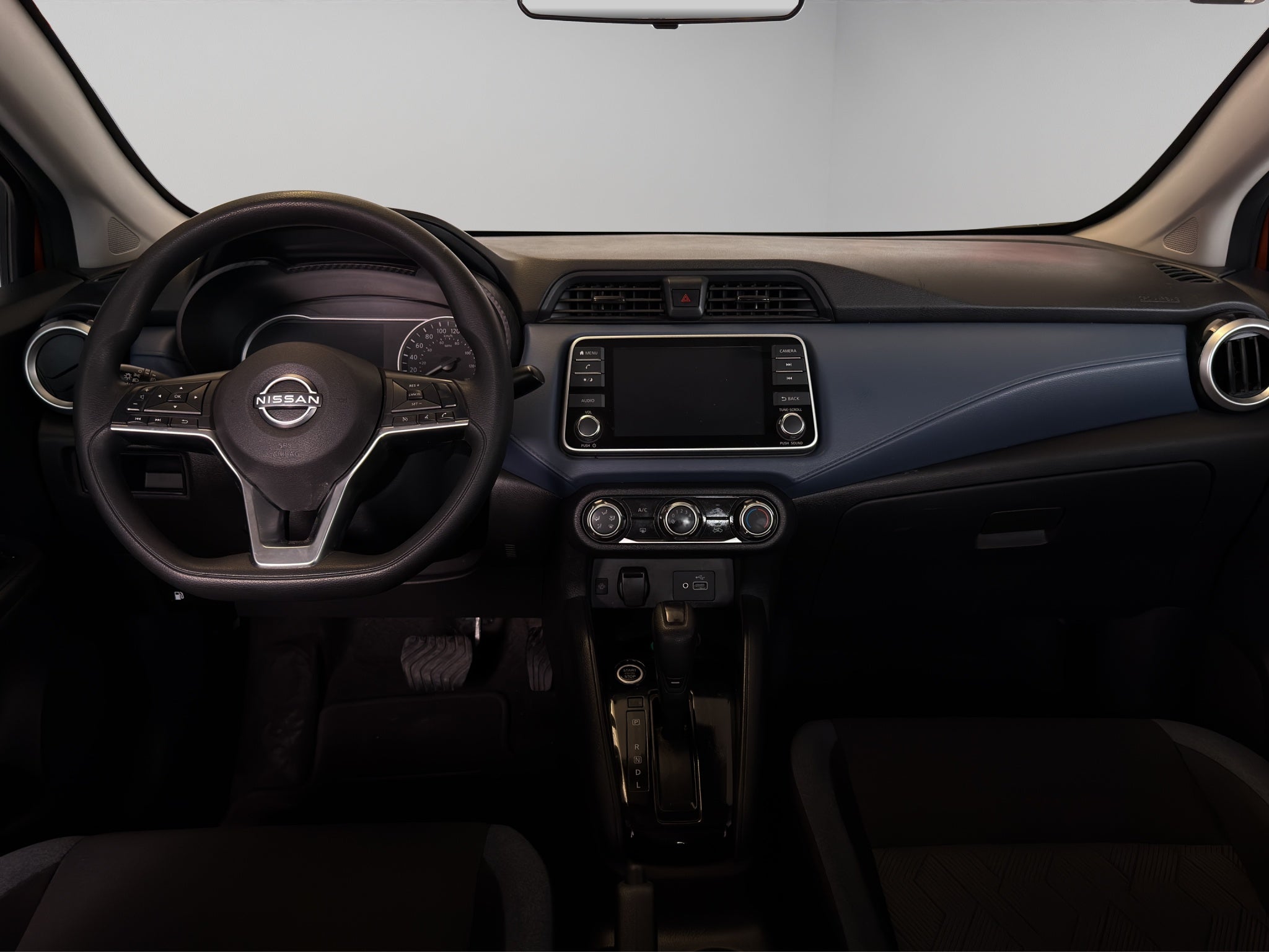 2023 Nissan Versa 4 pts. Advance, TM5, a/ac., f. niebla, RA-16 (cambio de línea)