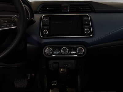 2023 Nissan Versa 4 pts. Advance, TM5, a/ac., f. niebla, RA-16 (cambio de línea)