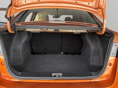 2023 Nissan Versa 4 pts. Advance, TM5, a/ac., f. niebla, RA-16 (cambio de línea)