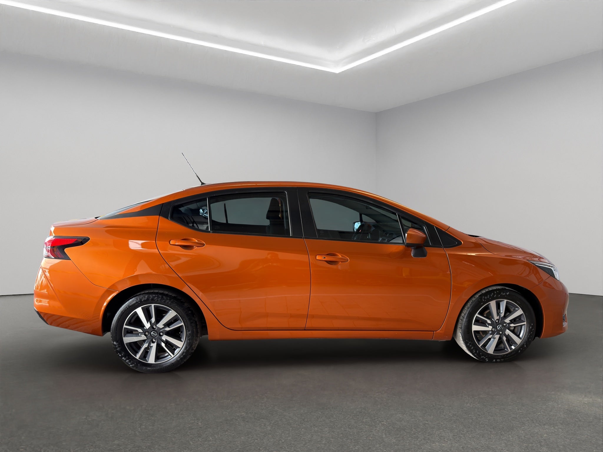 2023 Nissan Versa 4 pts. Advance, TM5, a/ac., f. niebla, RA-16 (cambio de línea)