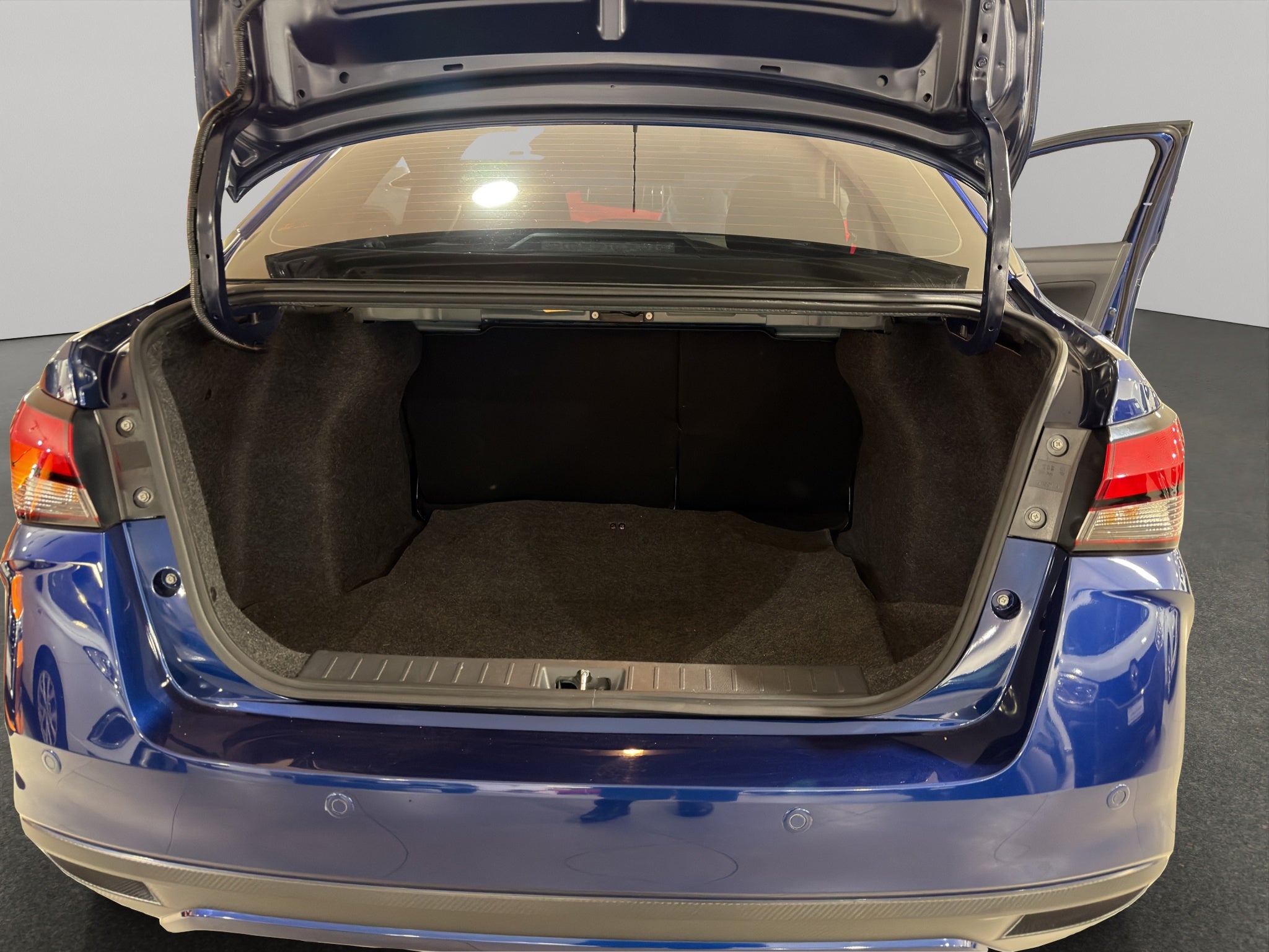 2025 Nissan Versa 4 pts. Advance, TM5, a/ac., f. niebla, RA-16