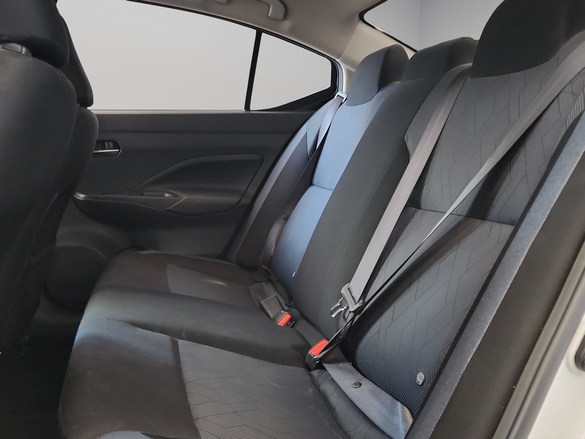 2025 Nissan Versa 4 pts. Advance, TM5, a/ac., f. niebla, RA-16