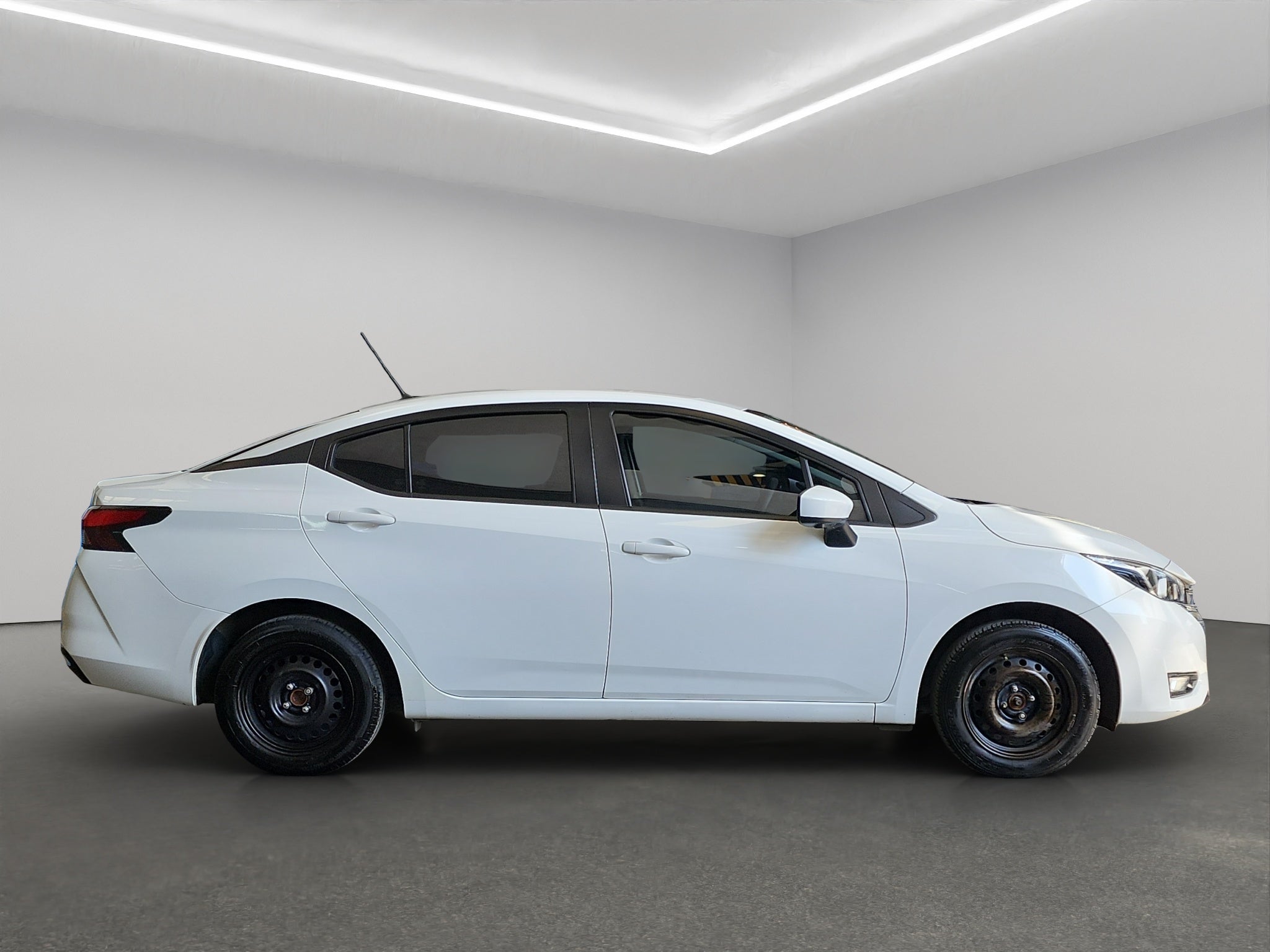 2025 Nissan Versa 4 pts. Advance, TM5, a/ac., f. niebla, RA-16