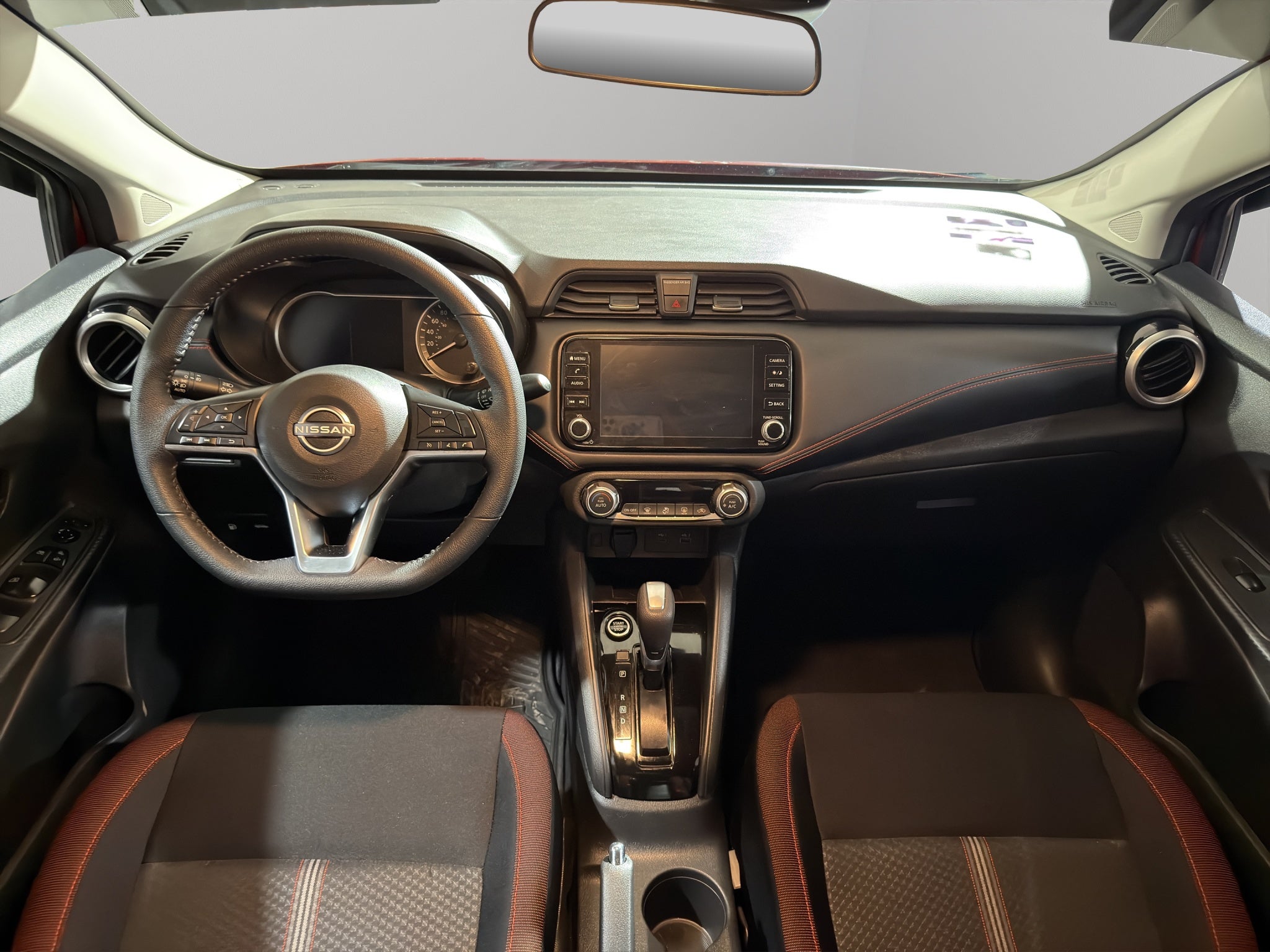 2025 Nissan Versa 4 pts. SR, CVT, a/ac. Aut., f. niebla, f. led, spoiler, RA-17