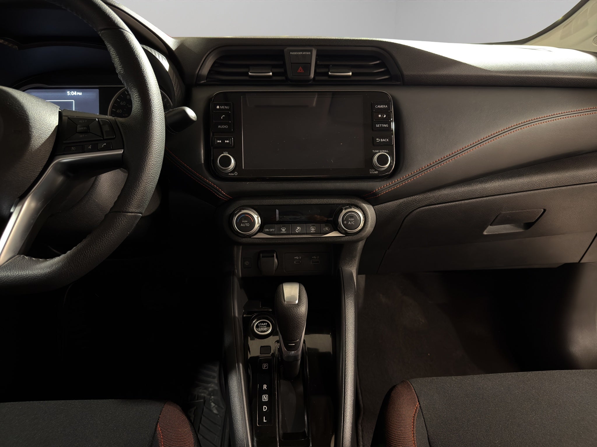 2025 Nissan Versa 4 pts. SR, CVT, a/ac. Aut., f. niebla, f. led, spoiler, RA-17