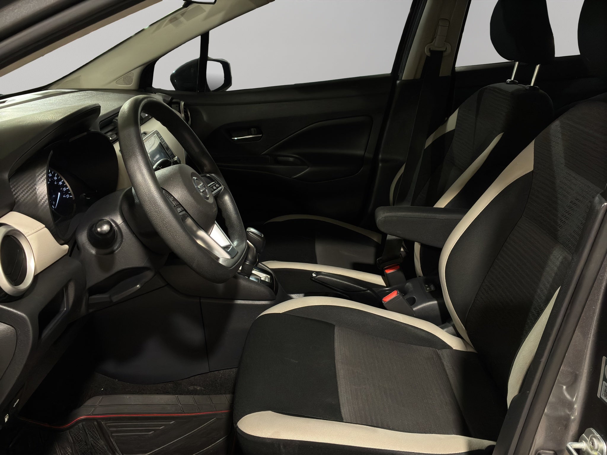 2020 Nissan Versa 4 pts. Advance, TM5, a/ac., VE, f. niebla, RA-16 (línea nueva)