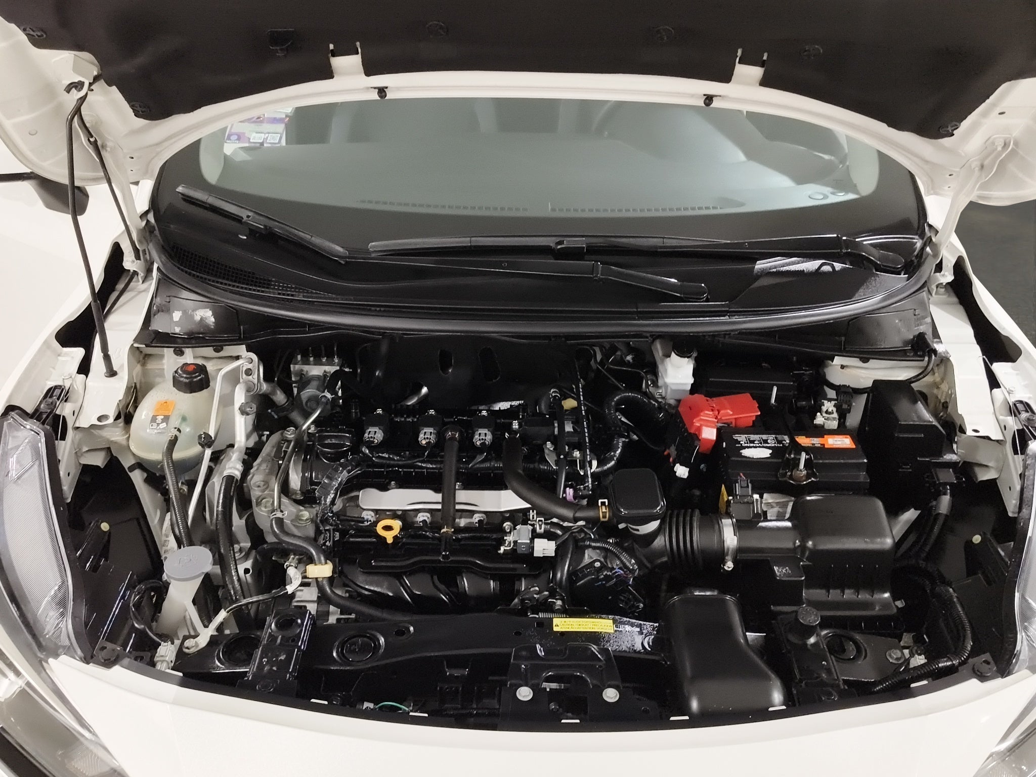 2024 Nissan Versa 4 pts. Advance, TM5, a/ac., f. niebla, RA-16