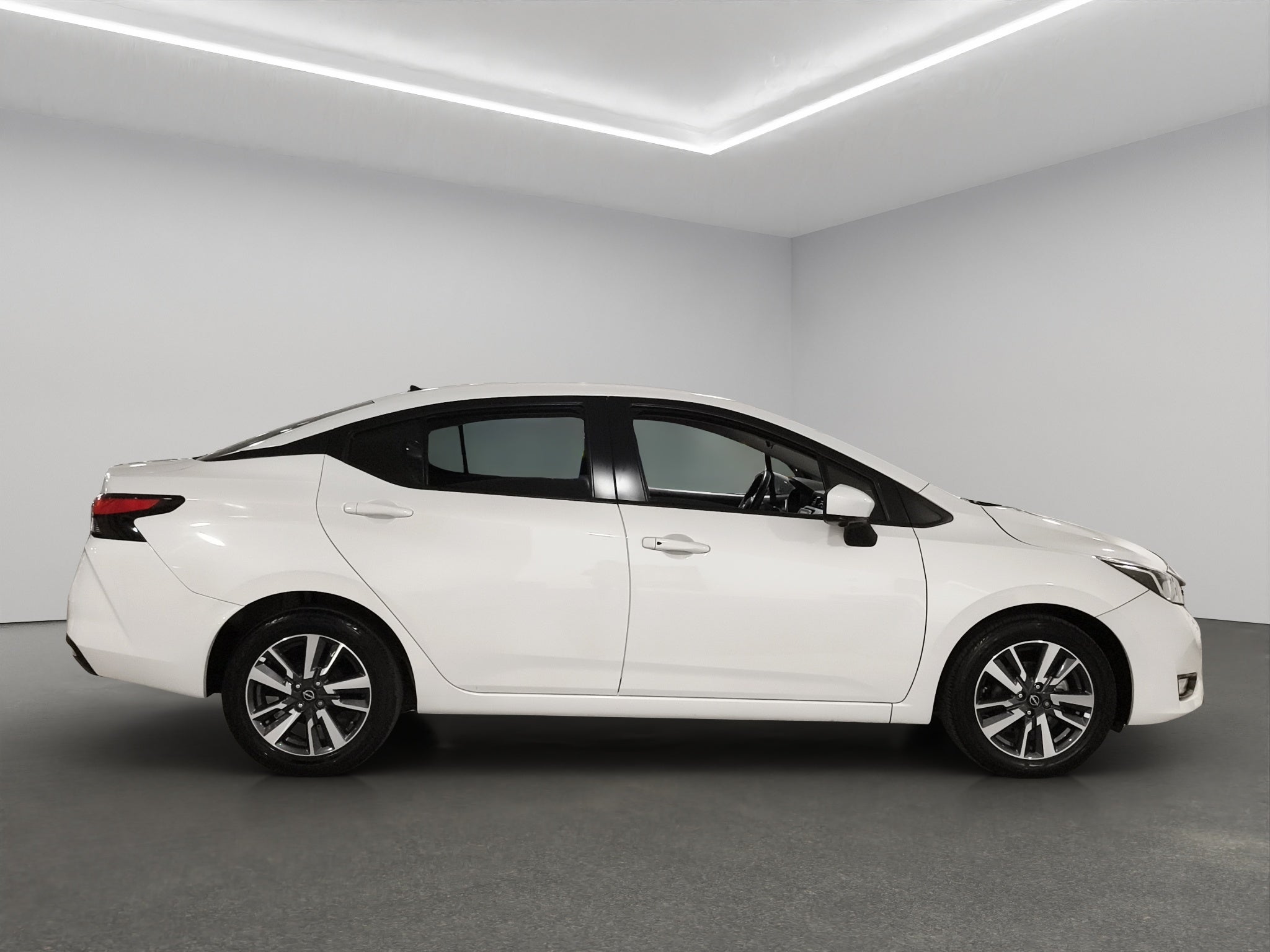 2024 Nissan Versa 4 pts. Advance, TM5, a/ac., f. niebla, RA-16