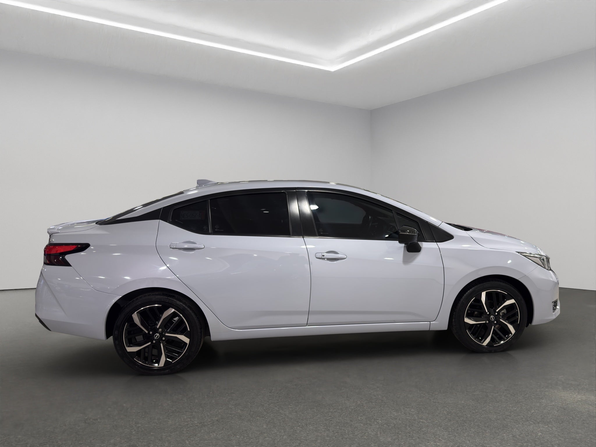 2024 Nissan Versa 4 pts. SR, CVT, a/ac. Aut., f. niebla, f. led, spoiler, RA-17