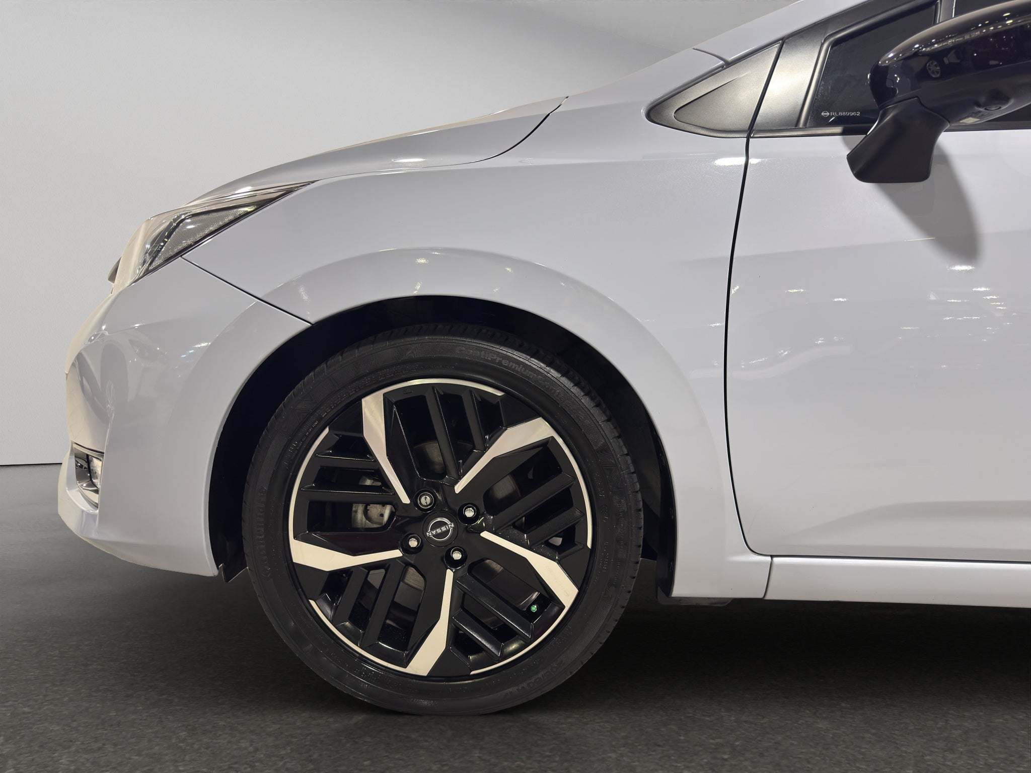 2024 Nissan Versa 4 pts. SR, CVT, a/ac. Aut., f. niebla, f. led, spoiler, RA-17